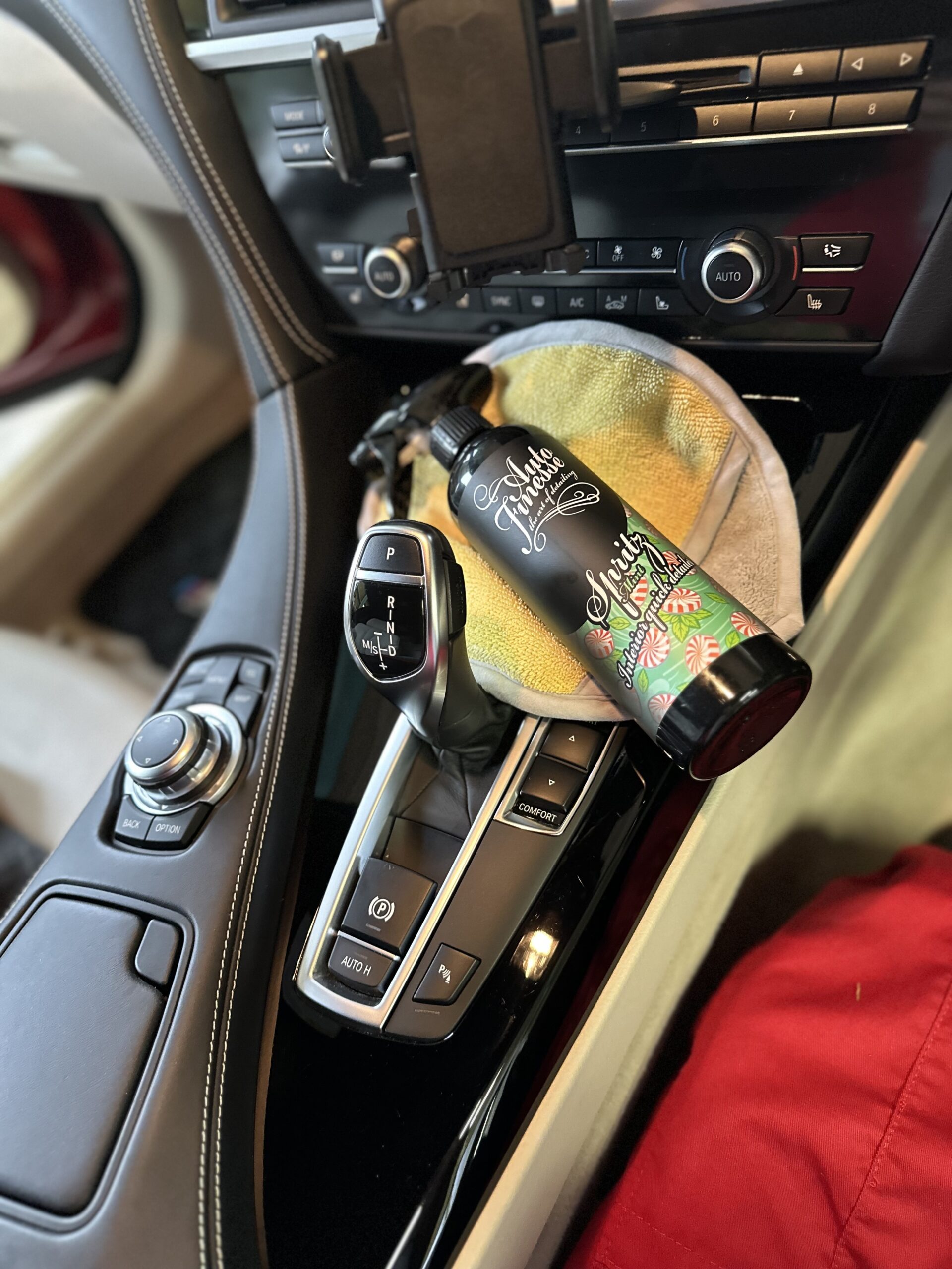 Auto Finesse SpritzとインテリアミットでBMWの内装を拭き上げ