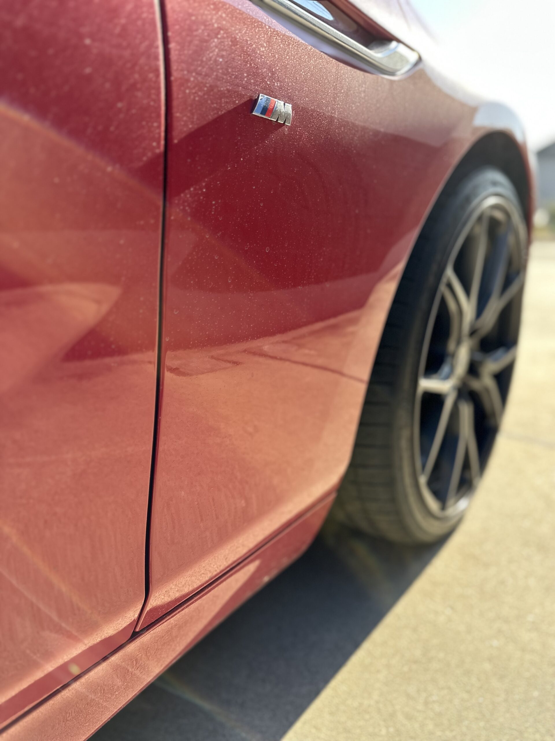 洗車前のフロントまわりとホイールの汚れ