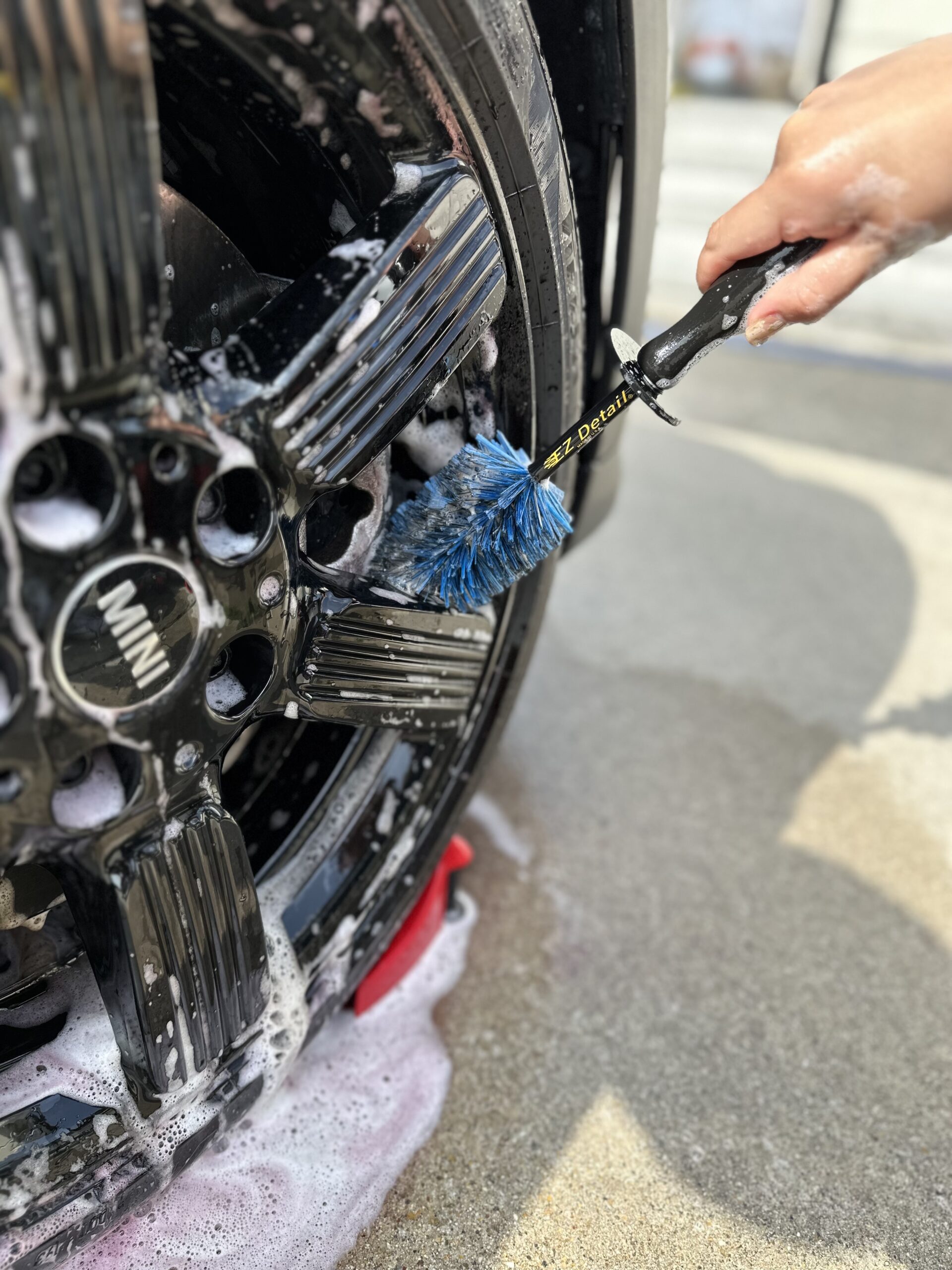 EZ Detail Brush Miniでホイールの細部を洗浄