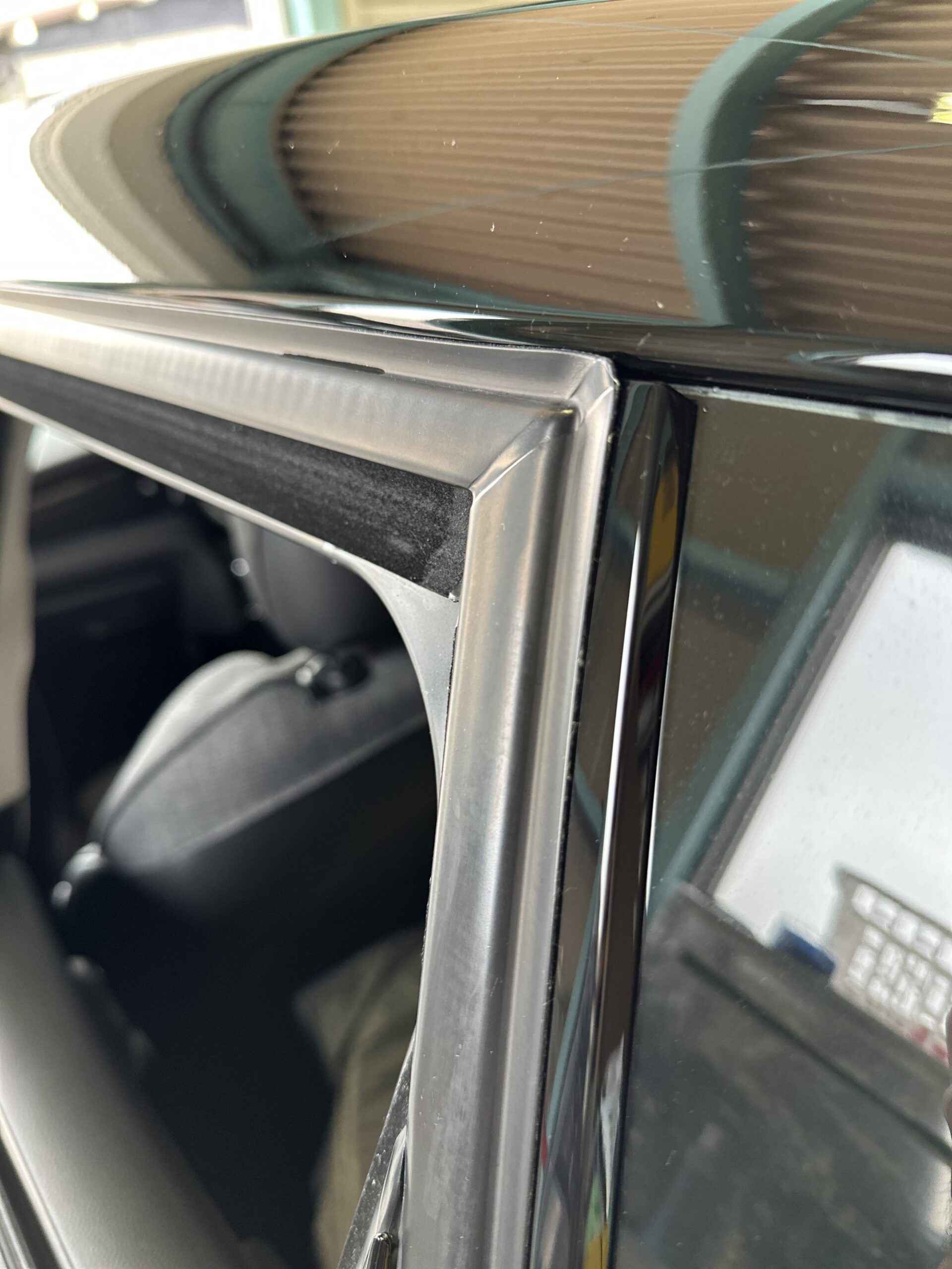 INFINITYWAX Rubber and Plastic Wax施工前のウインドウラバー