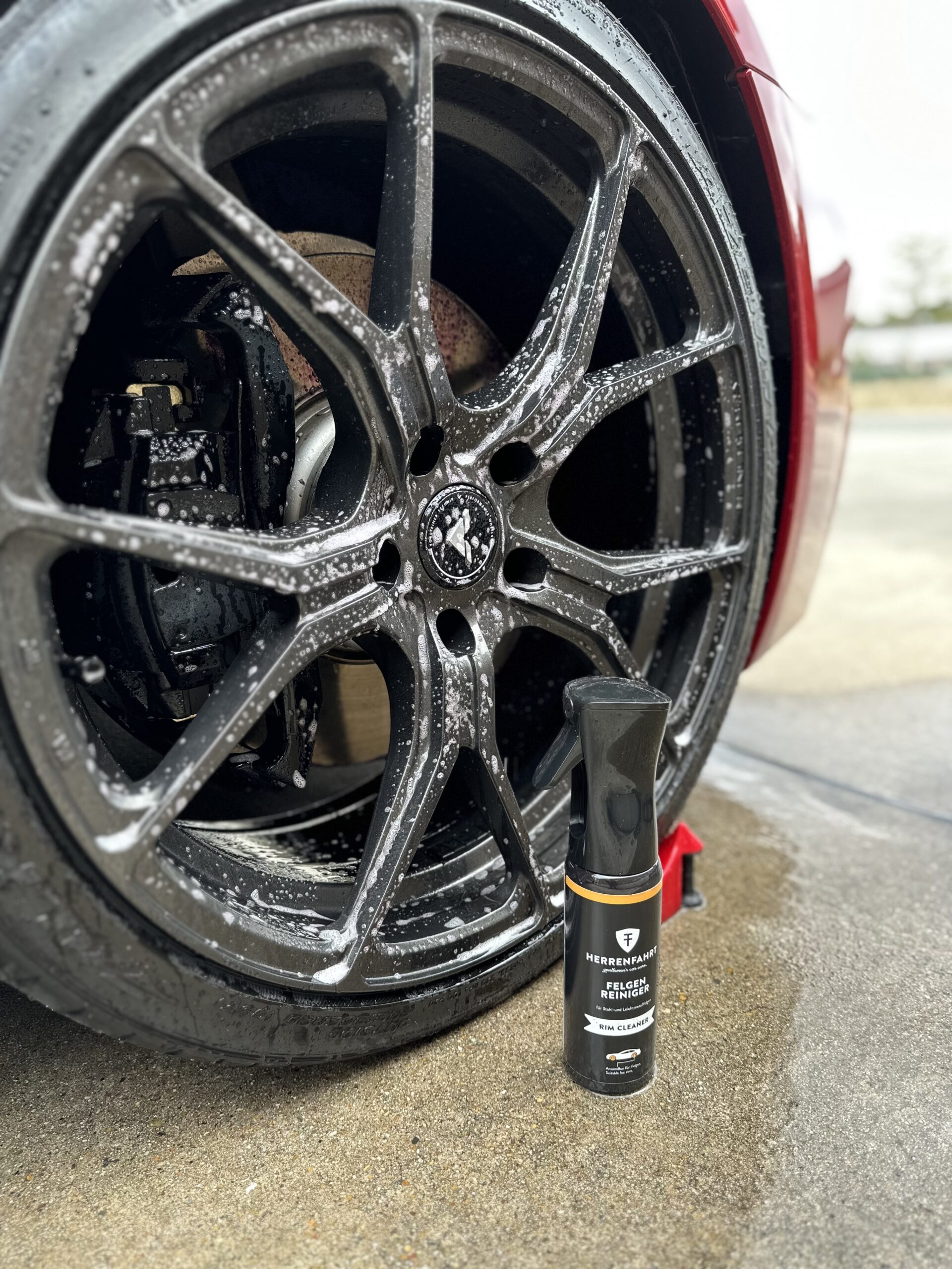 HERRENFAHRT Rim CleanerのボトルとBMWのホイール