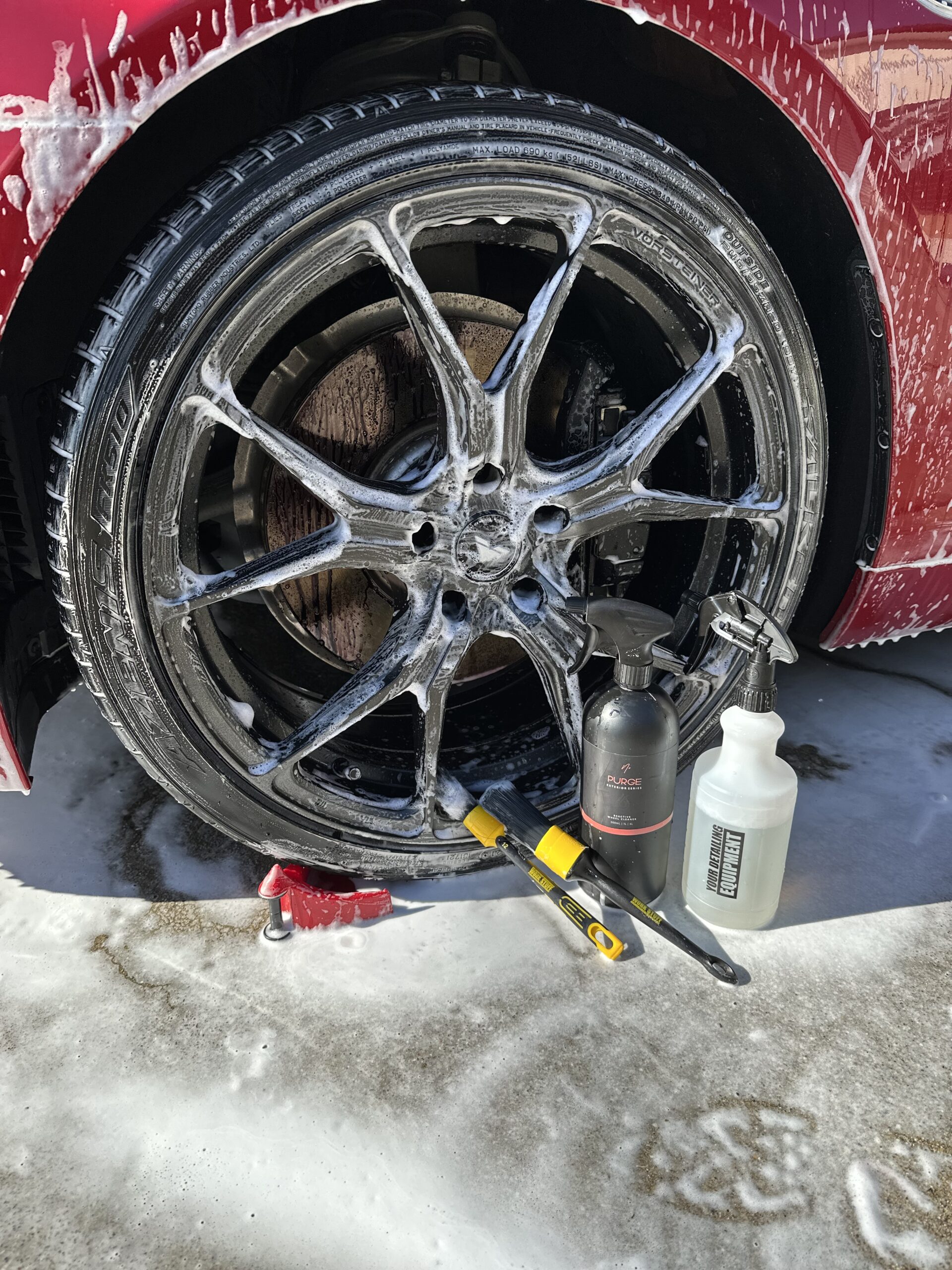 ワークスタッフ WORK STUFF DETAILING BRUSH STIFF 36mmでタイヤを洗浄する様子