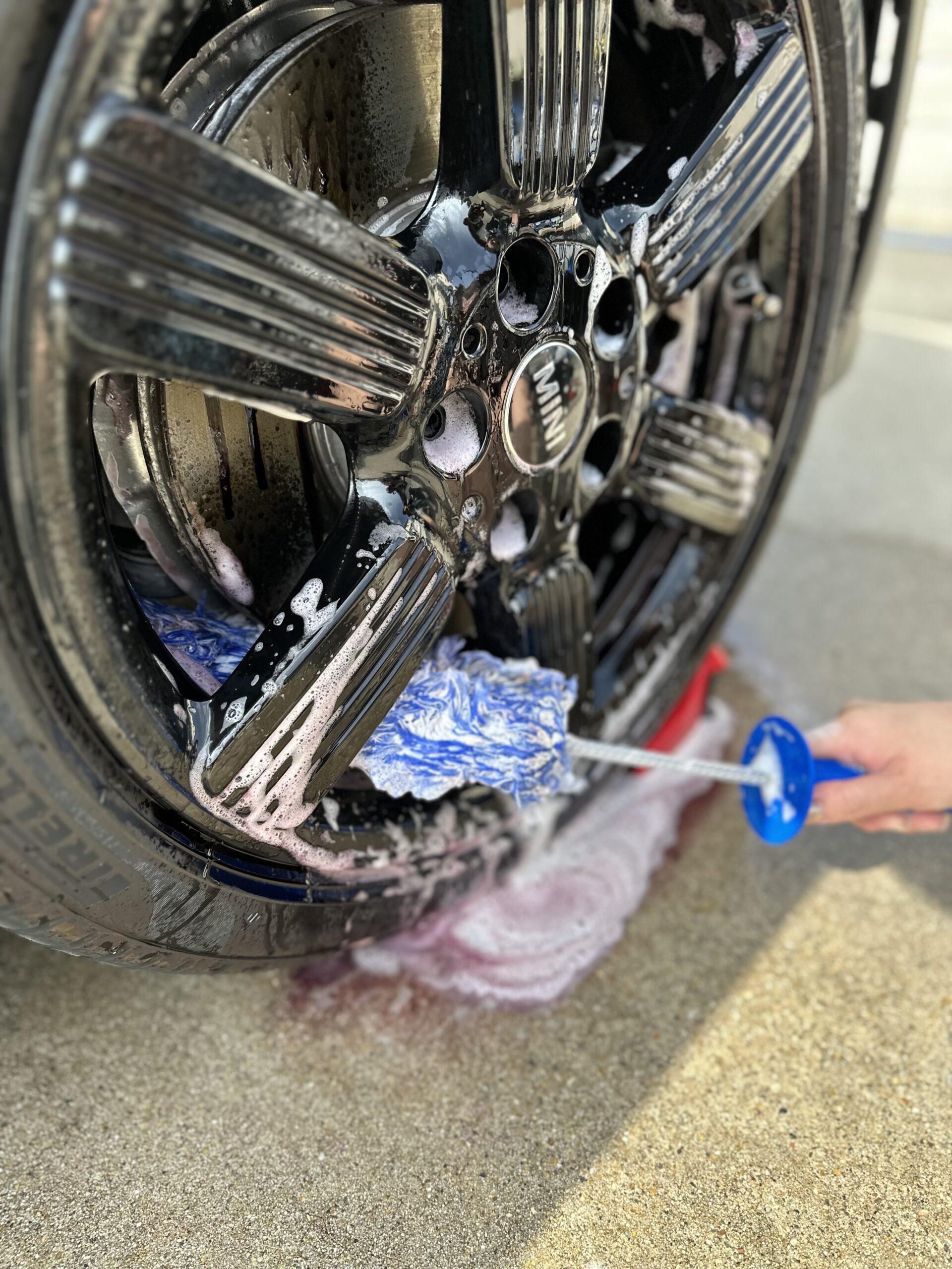 Microfiber Madness Incredibrush Flatでホイールバレルを洗浄