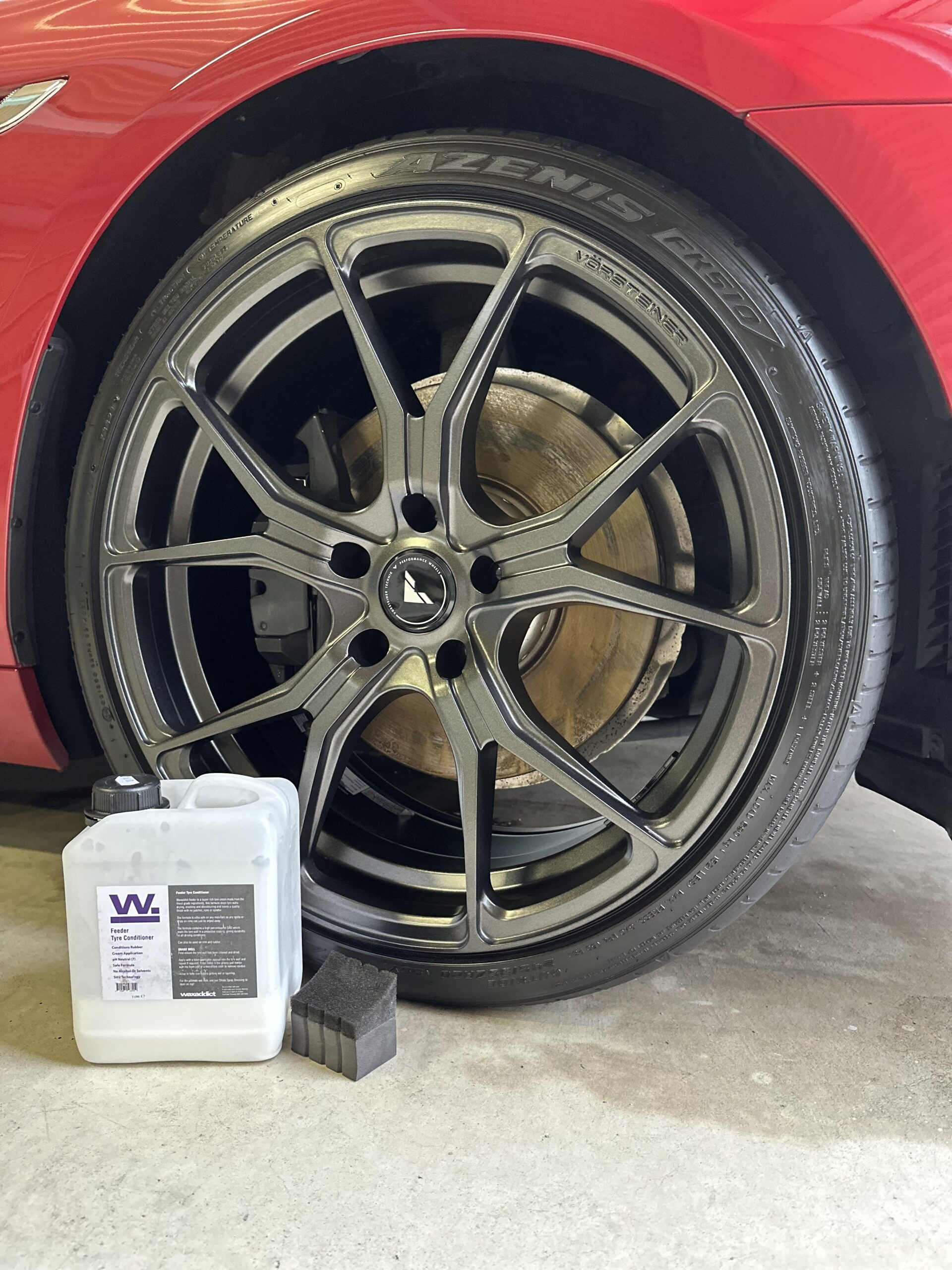 waxaddict Feeder Tyre Conditionerを塗り込んだBMWのタイヤ