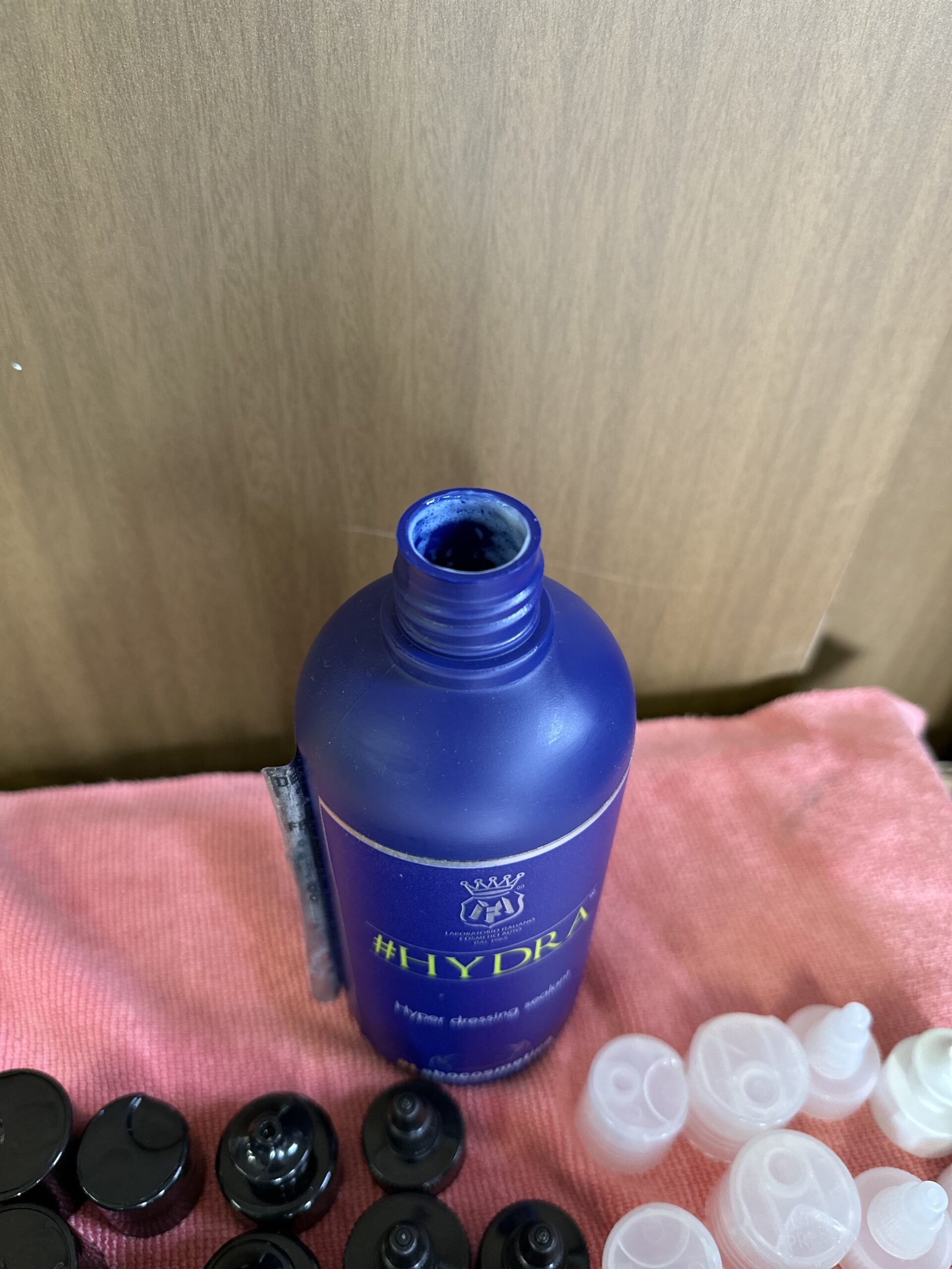 キャップ交換前の Labocosmetica HYDRA のボトル
