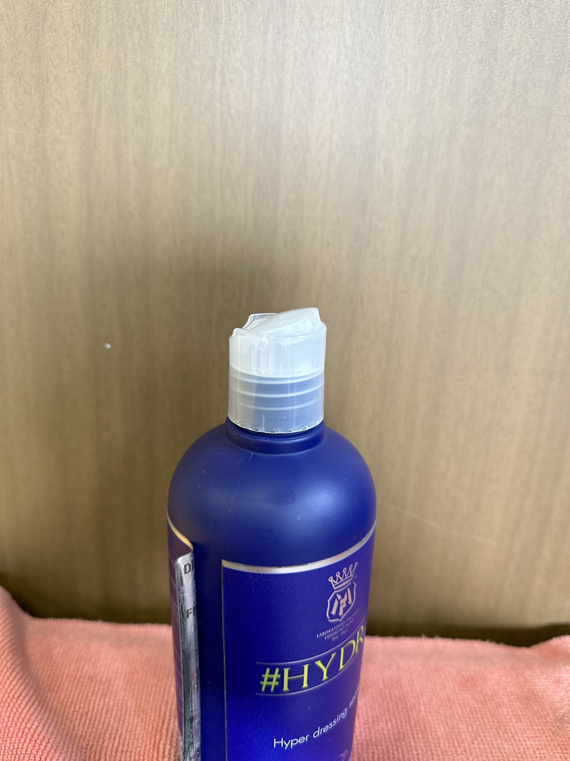 クリアキャップを取り付けた Labocosmetica HYDRA のボトル