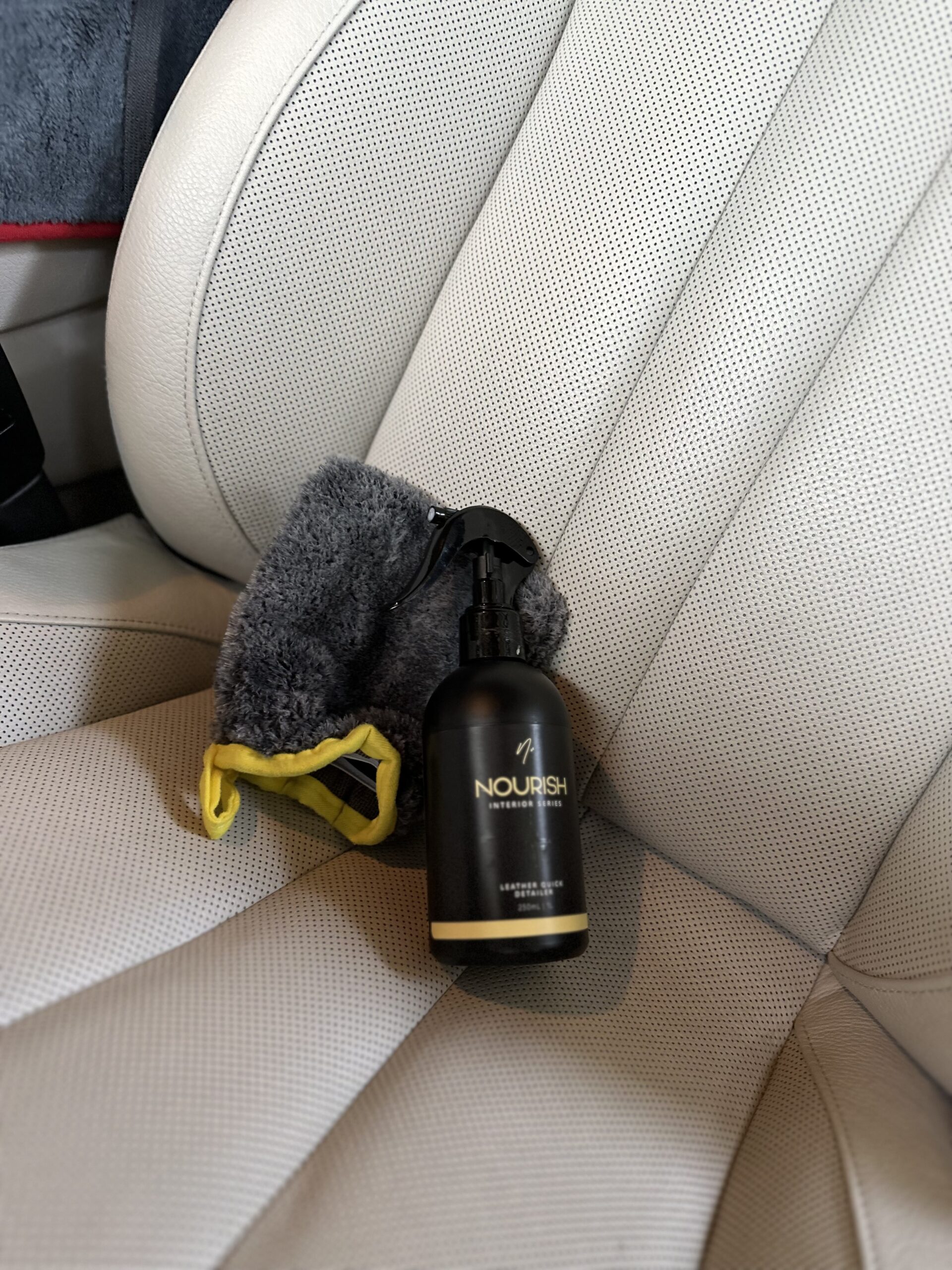 NV Car Care NOURISH と WORK STUFF BREEZE INTERIOR MITT でのレザーケア