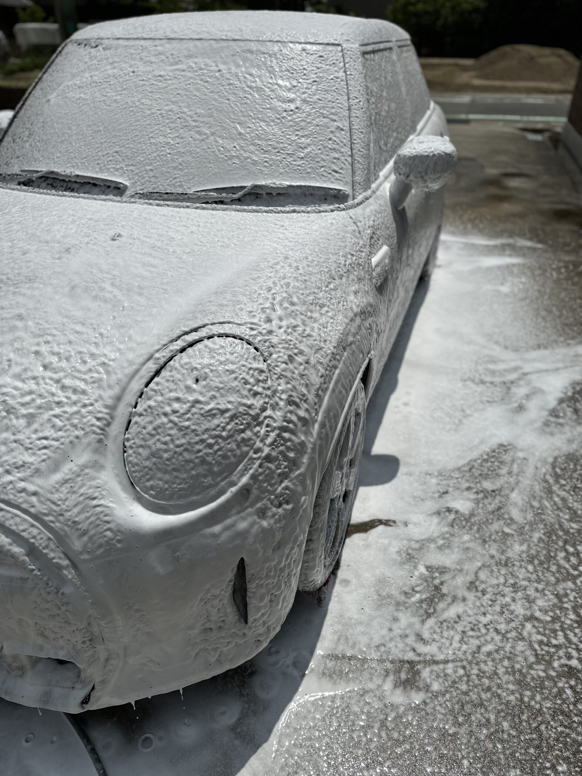 Avalanche の泡が乗った MINI COOPER S 5 DOOR のボディ