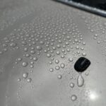 撥水したシルバーのボディに残る大小の水滴