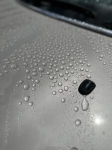 撥水したシルバーのボディに残る大小の水滴