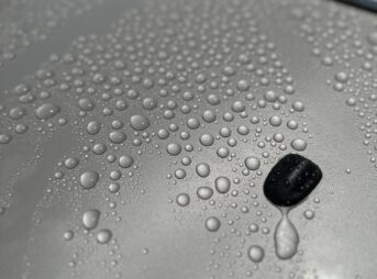 撥水したシルバーのボディに残る大小の水滴