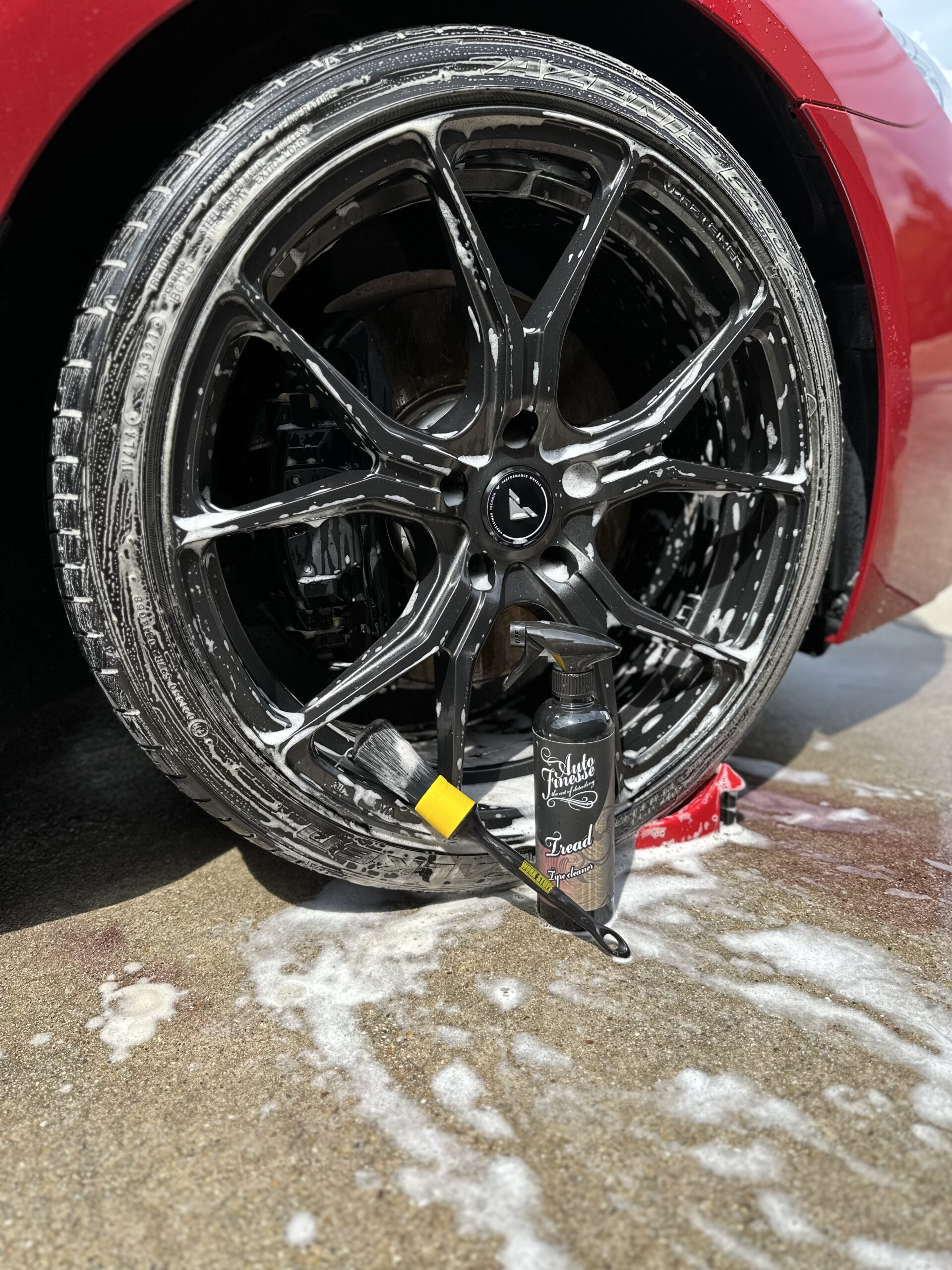オートフィネス Auto Finesse Tread をタイヤへ塗布した様子