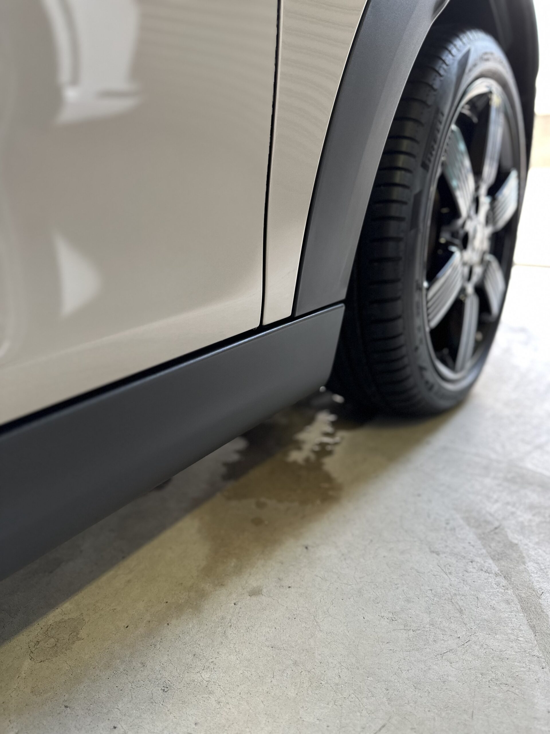 洗車後のミニクーパーSのサイドと足元