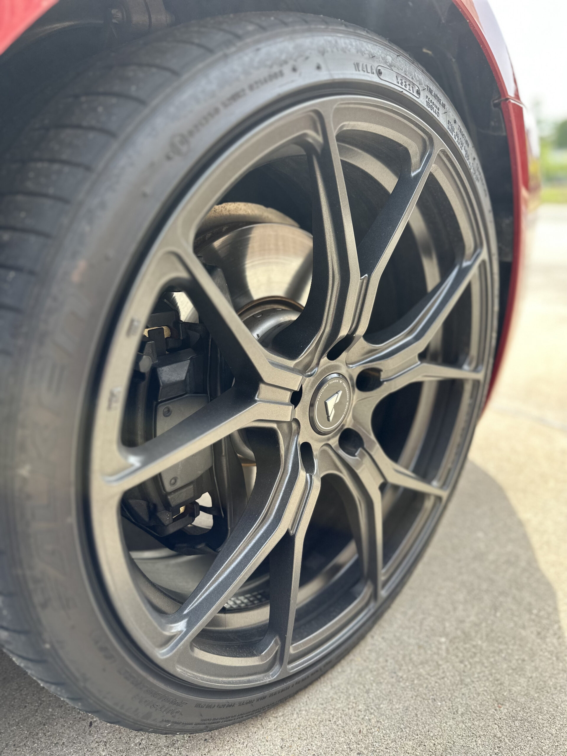 ブレーキダストが付着した洗車前のホイール