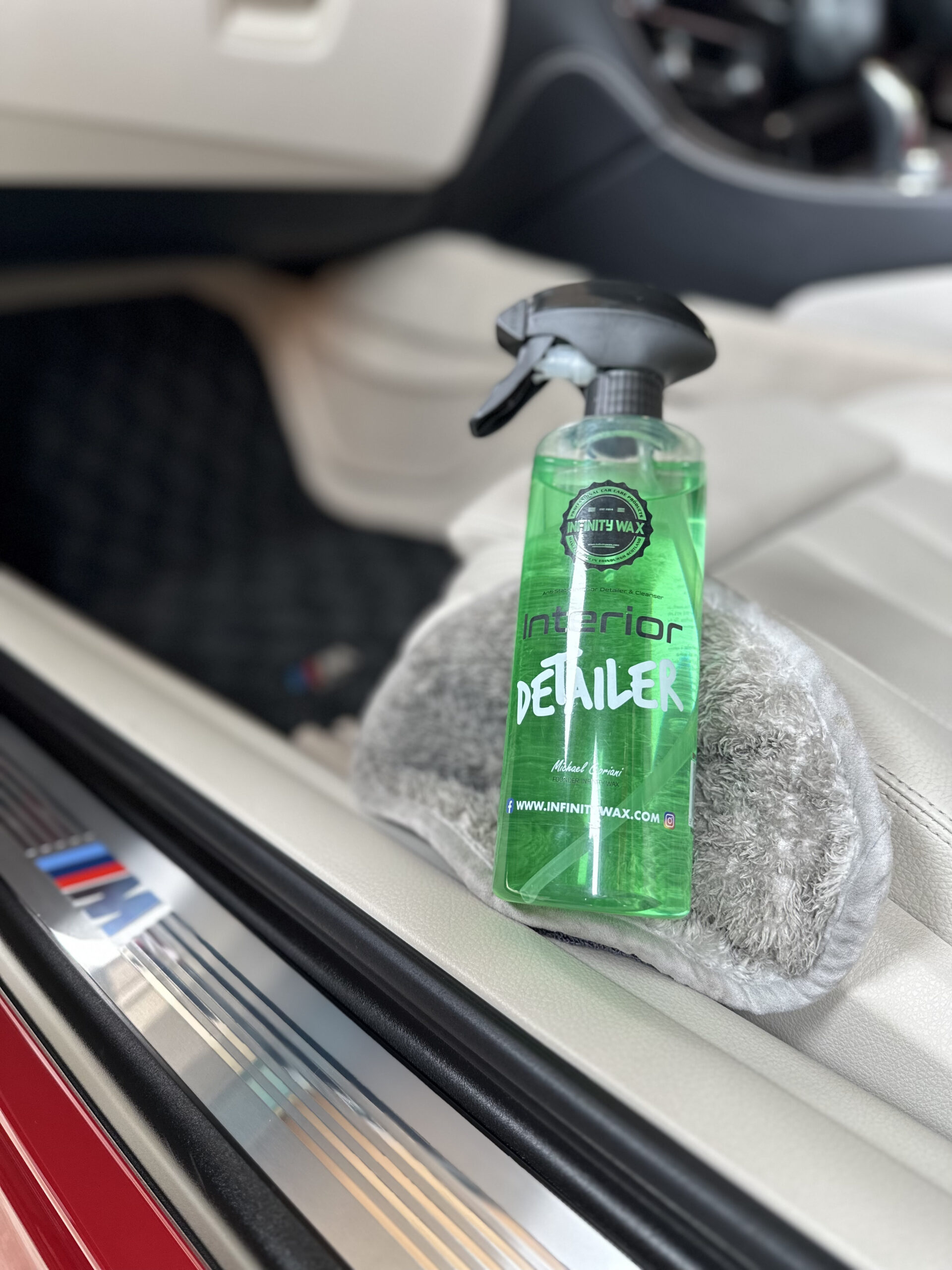 INFINITYWAX Interior Detailerで拭き上げた内装