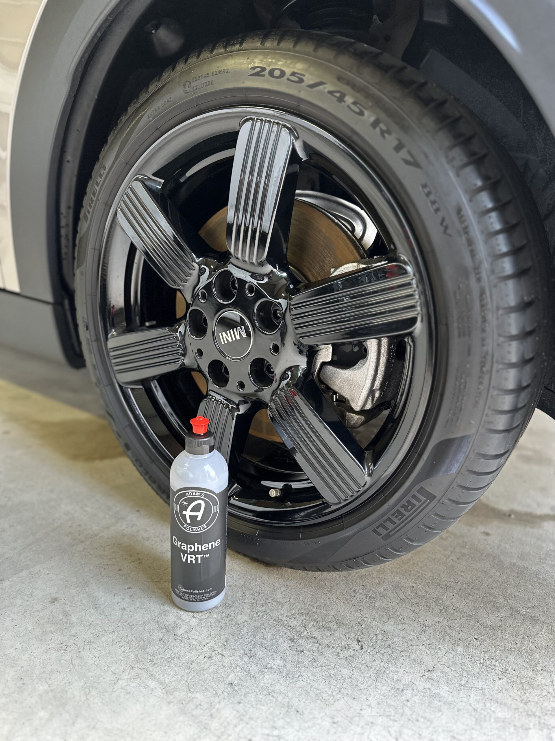 アダムスポリッシュ Adam's Polishes Graphene VRT でタイヤを仕上げ