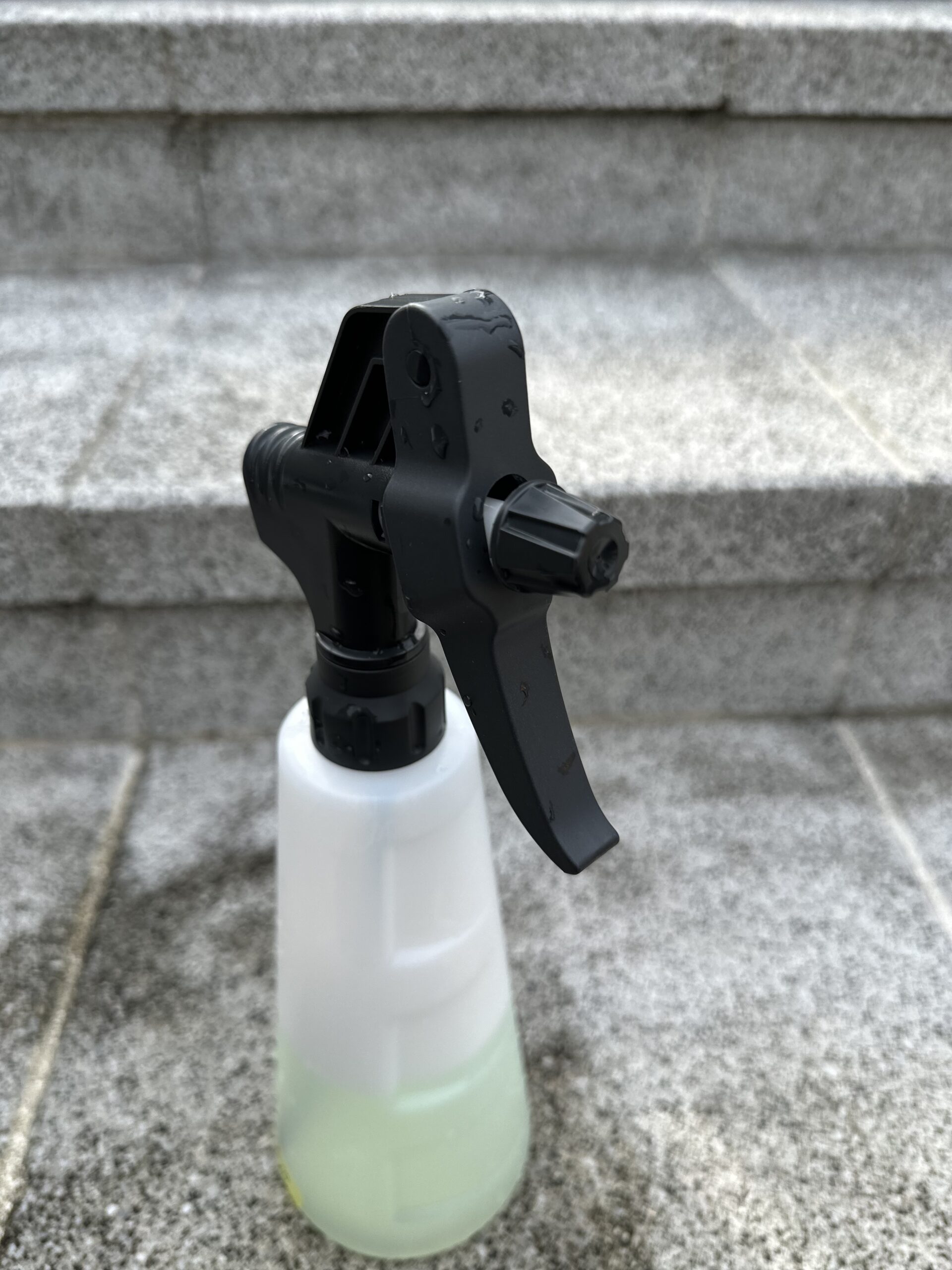 Pressolのスプレーヘッドと噴射角度調整部