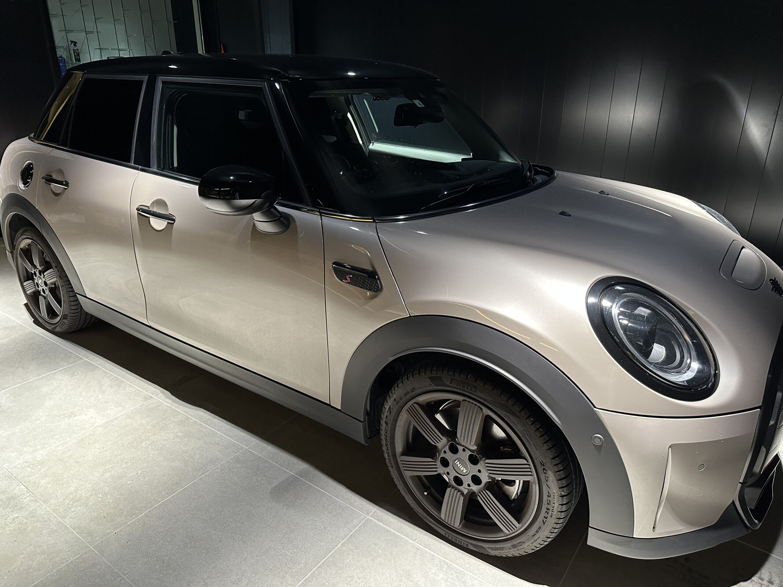 ミニ MINI COOPER S 5 DOOR 洗車前のフロントまわりの汚れ