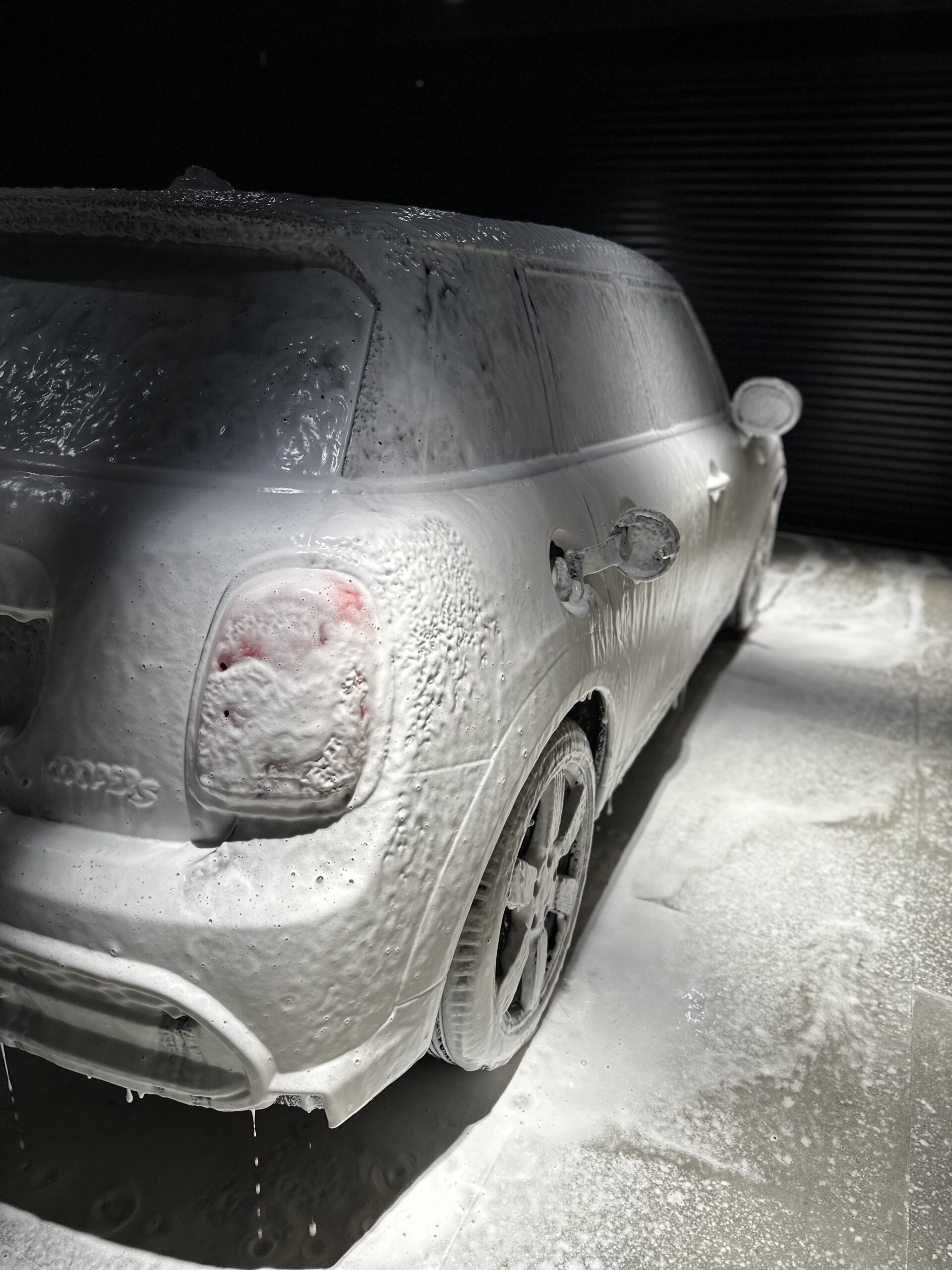ミニ MINI COOPER S 5 DOOR に酸性シャンプーのスノーフォームを乗せた状態