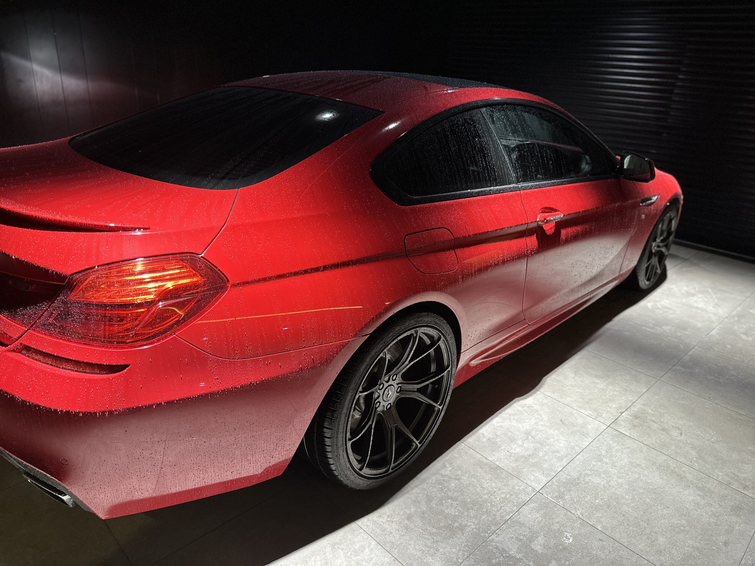 BMW F13 650i 洗車前のボディに残る撥水の状態