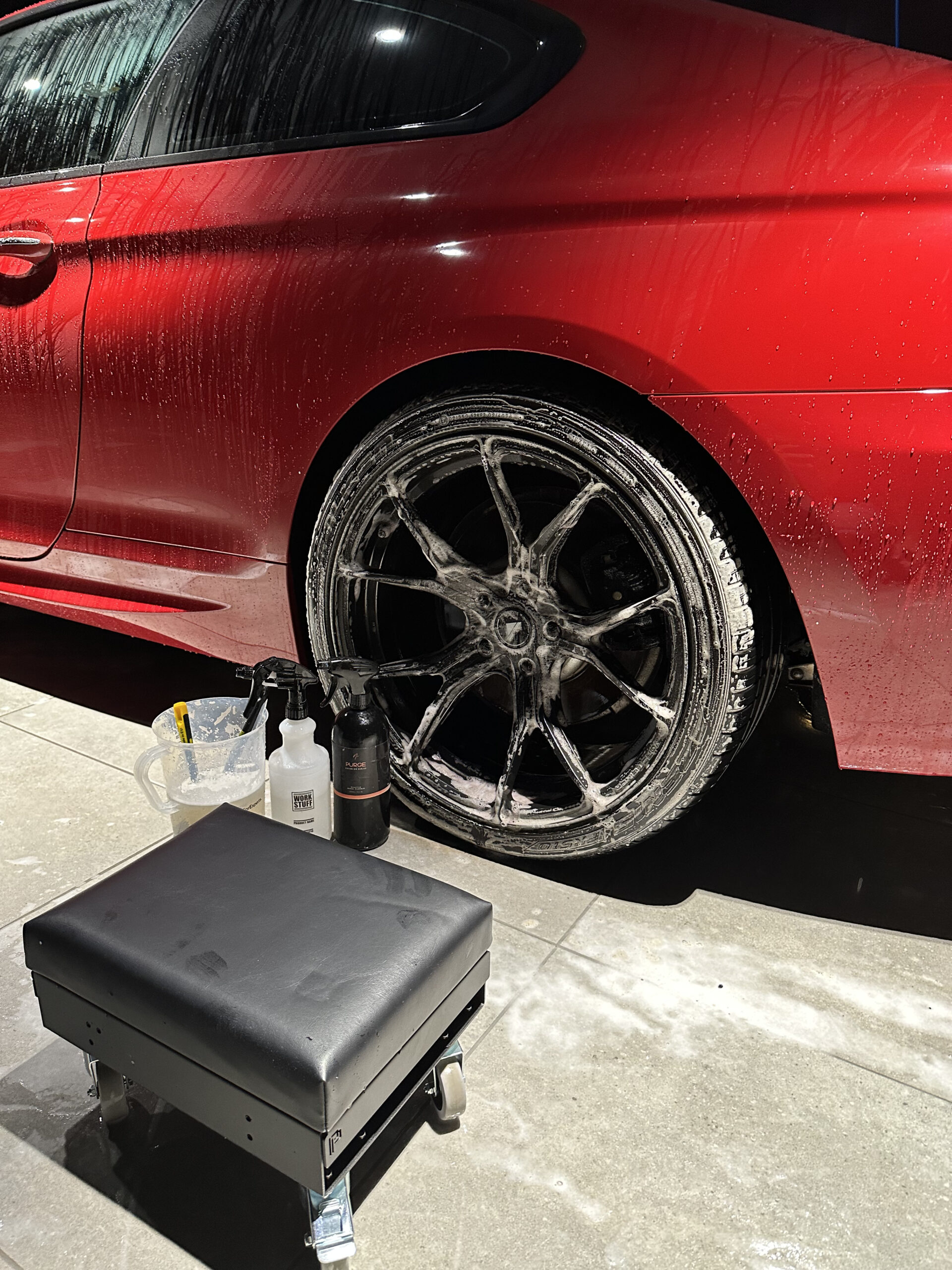 ポカプレミアム POKA PREMIUM Detailing seat/hassock に座ってBMWのホイールを洗浄