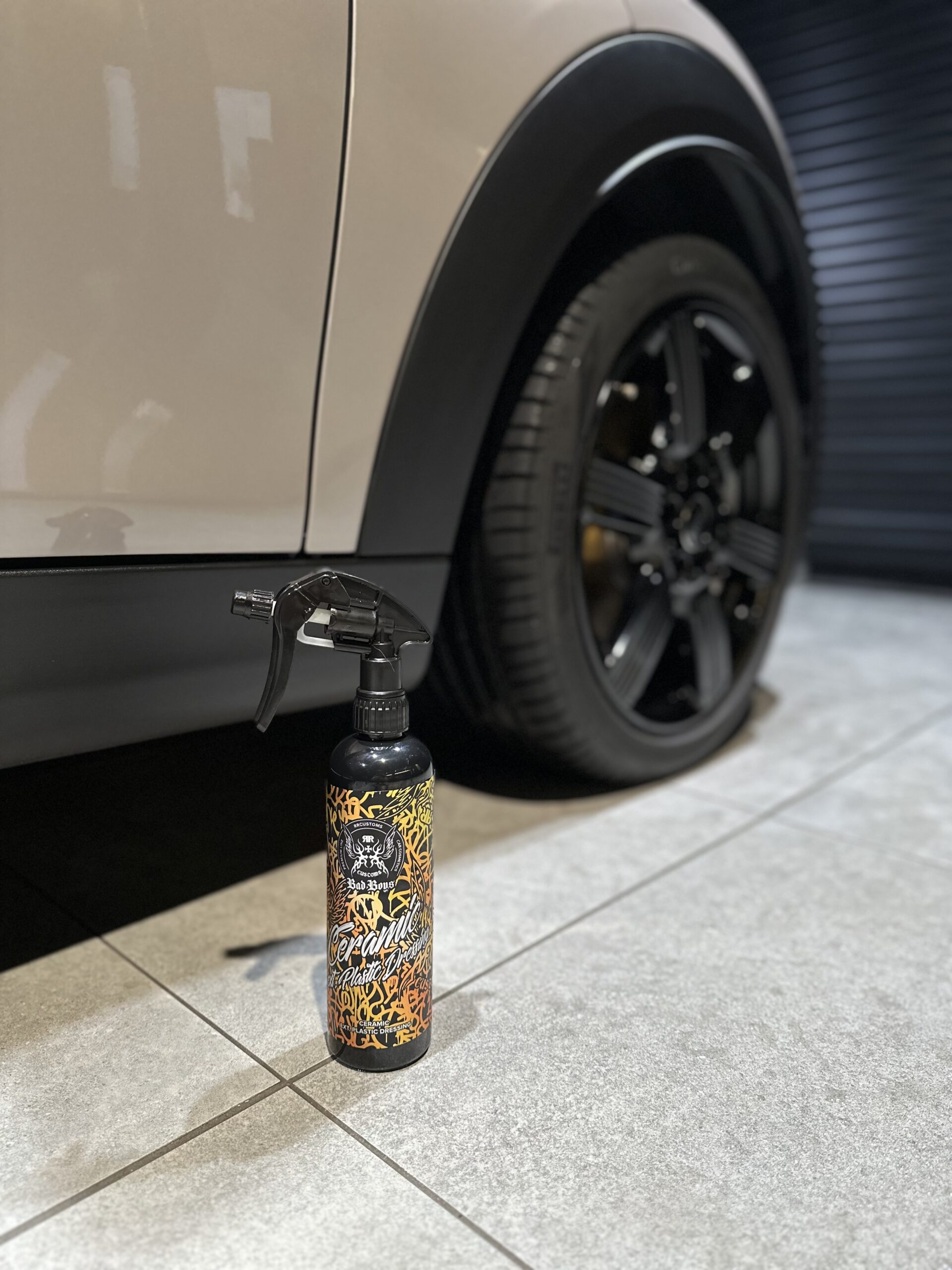 RRカスタムズ RRCustoms BadBoys Ceramic Ext. Plastic Dressingを外装樹脂に施工