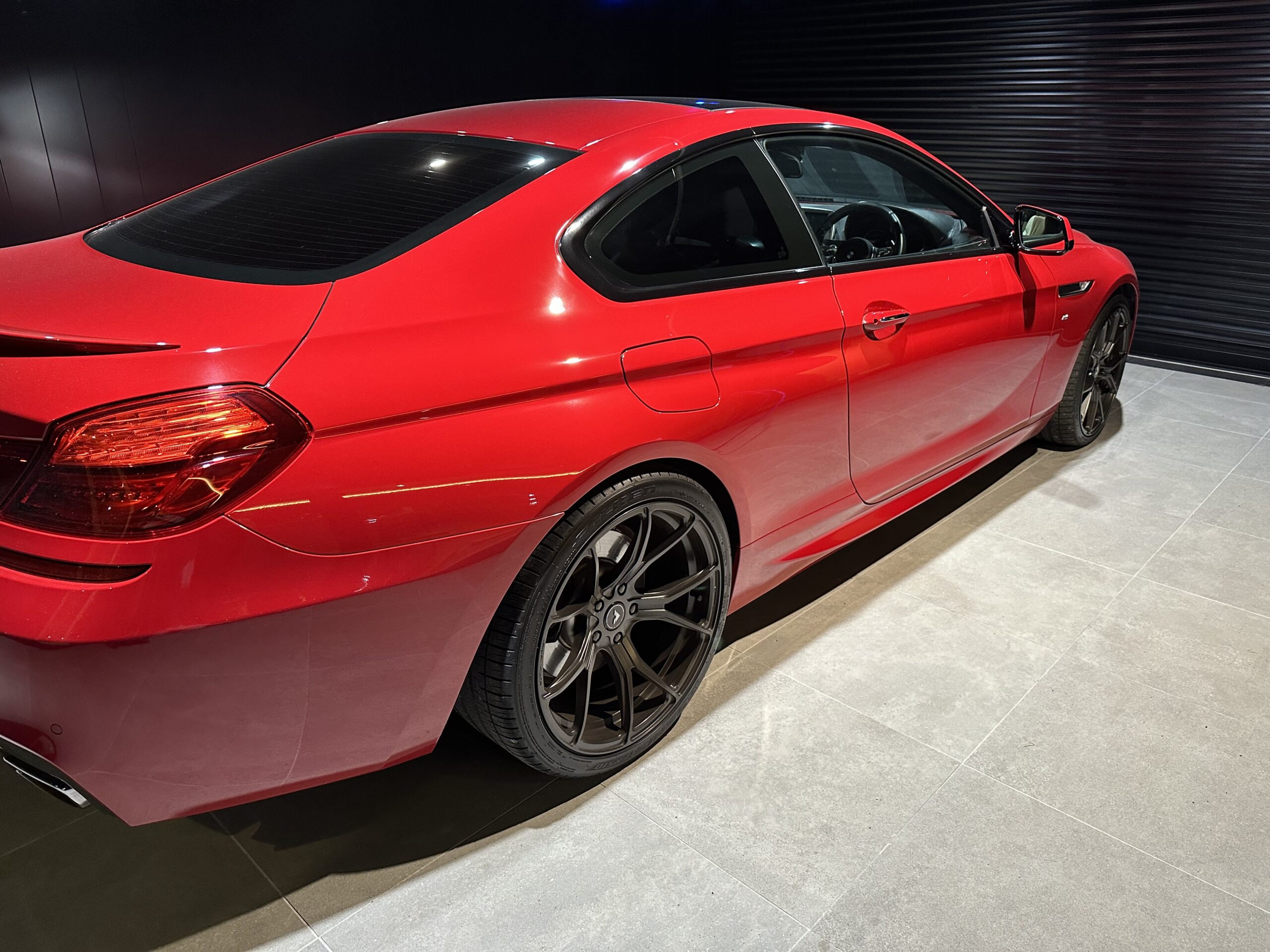 洗車前のBMW F13 650iをガレージ内で正面から見た状態