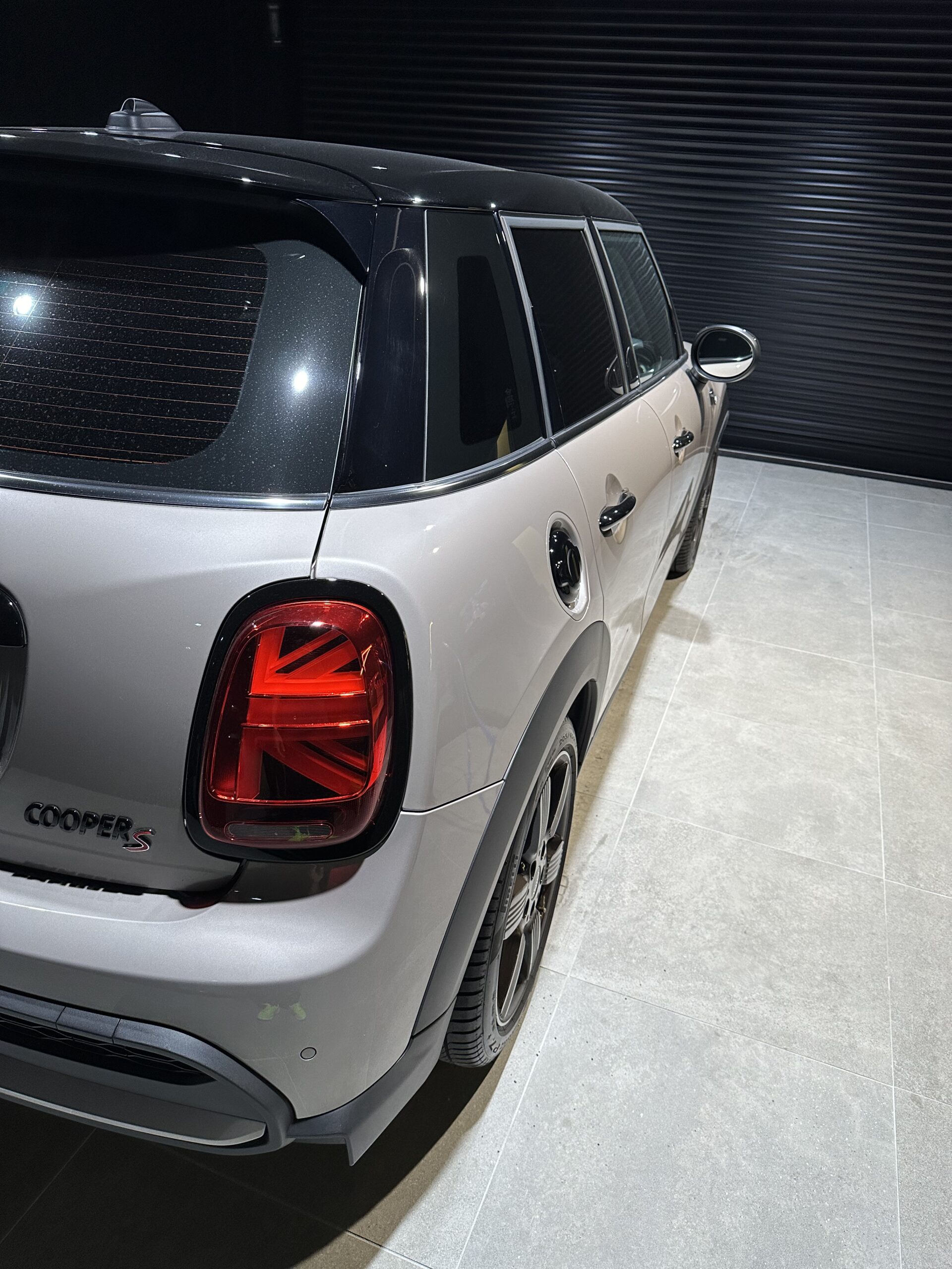 ミニ クーパーS 5ドア MINI COOPER S 5 DOOR 洗車前のリアクォーター。全体に汚れが付着した状態