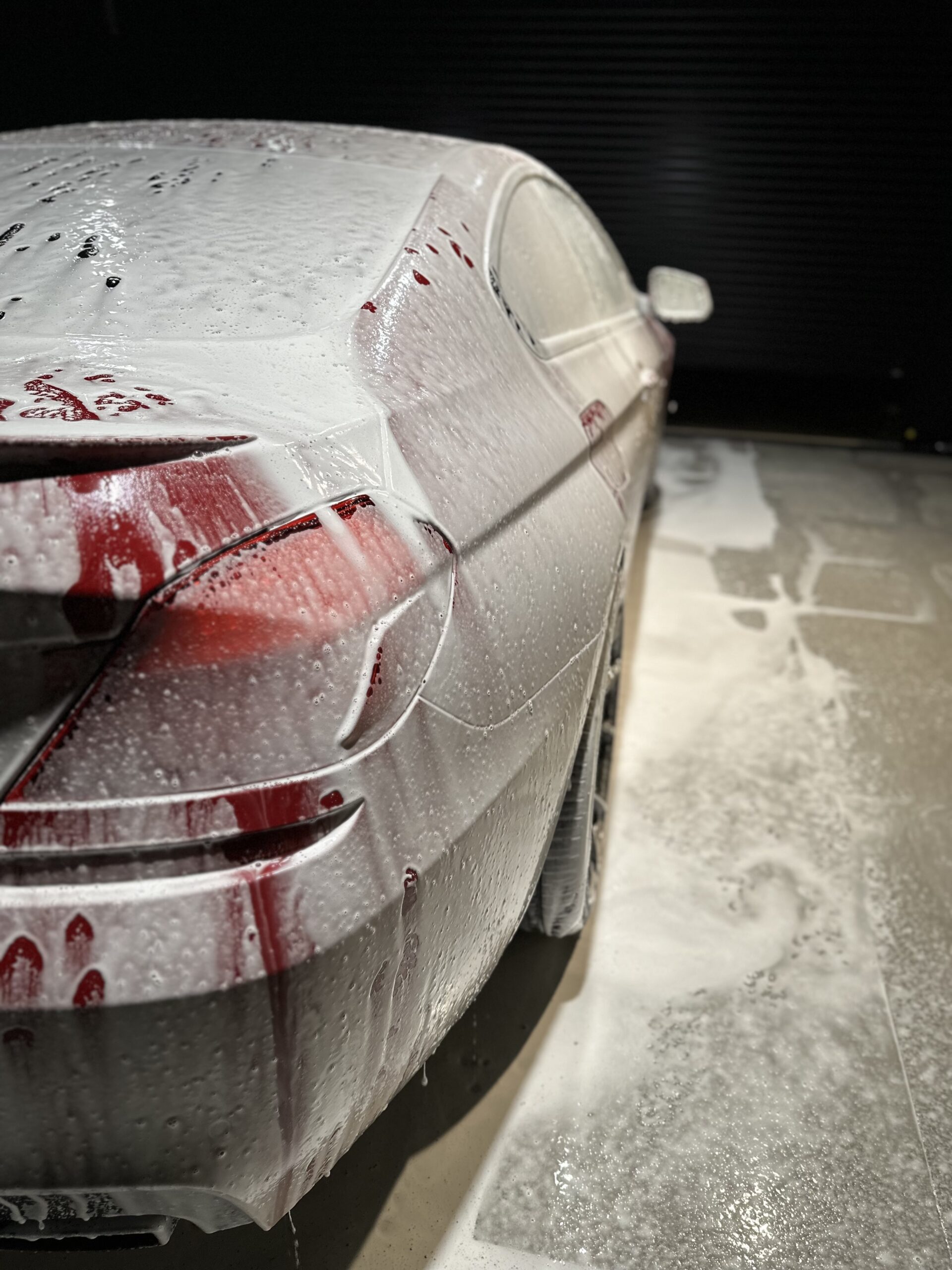 SOUR SHAMPOO AND FOAMの泡をBMW F13 650iに塗布した状態
