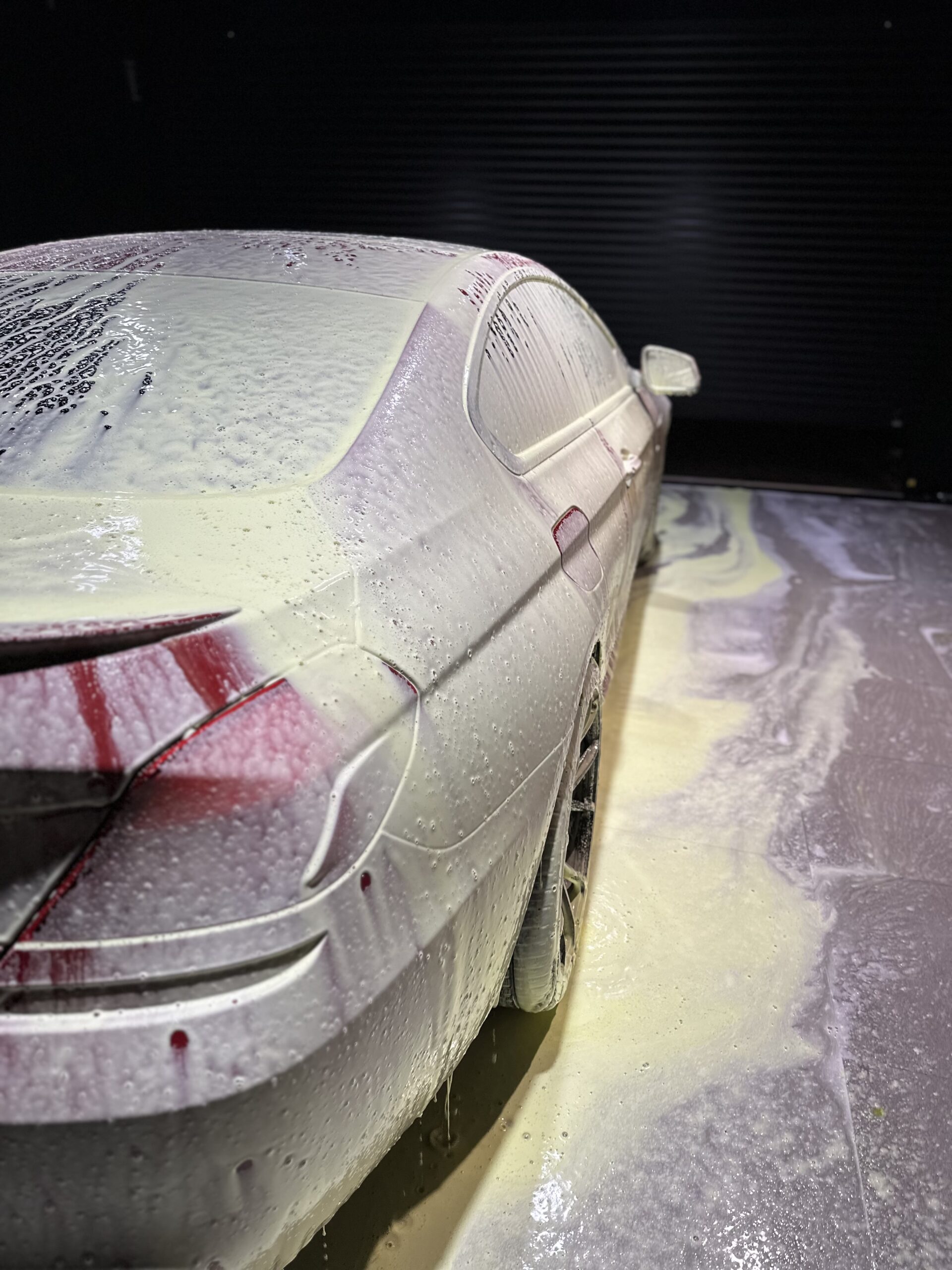 FLUO FOAMの泡で覆われたBMW F13 650i