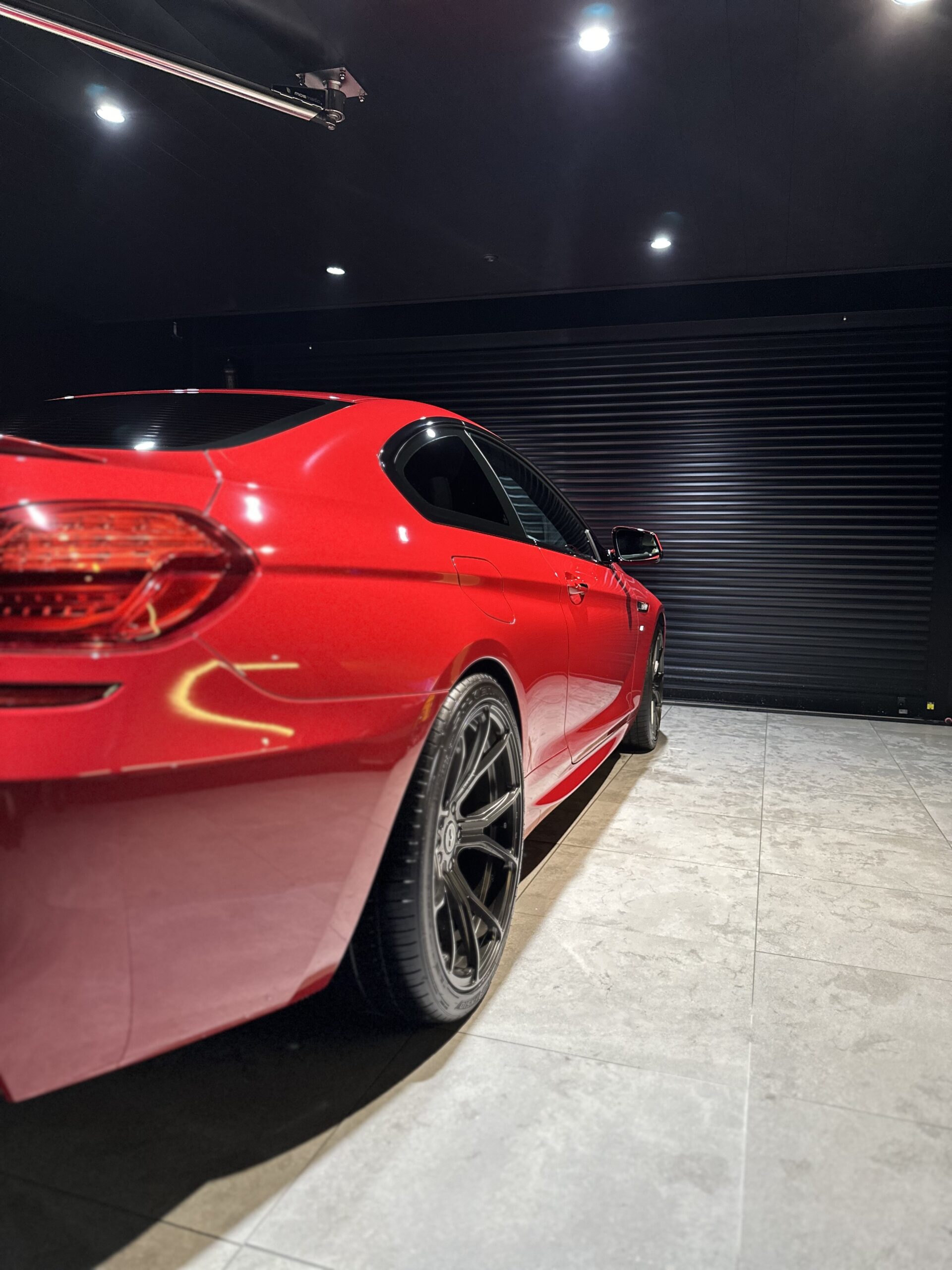 洗車後のBMW F13 650iをガレージ内で撮影した状態
