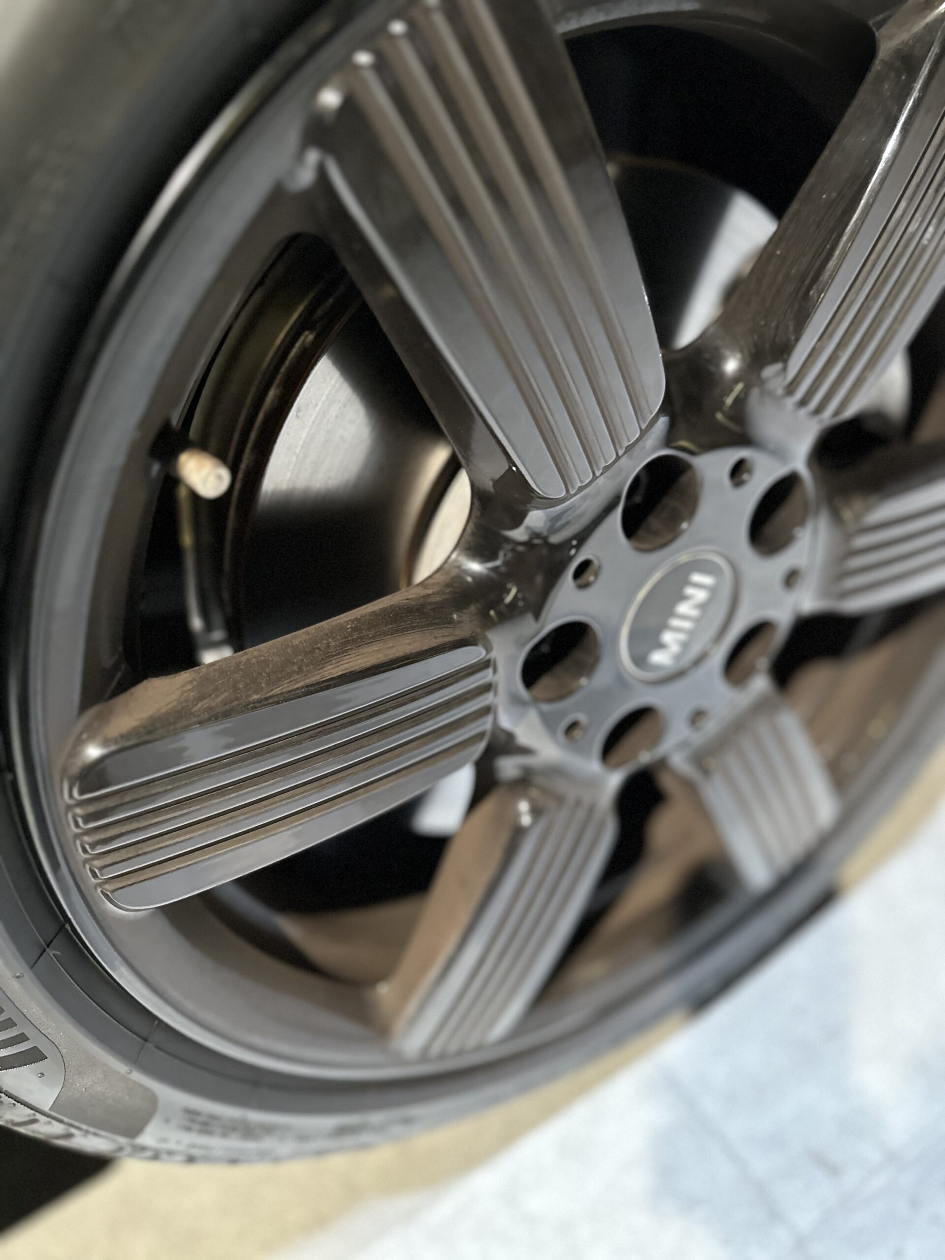 ミニ クーパーS 5ドア MINI COOPER S 5 DOOR 洗車前のホイールとタイヤの汚れ