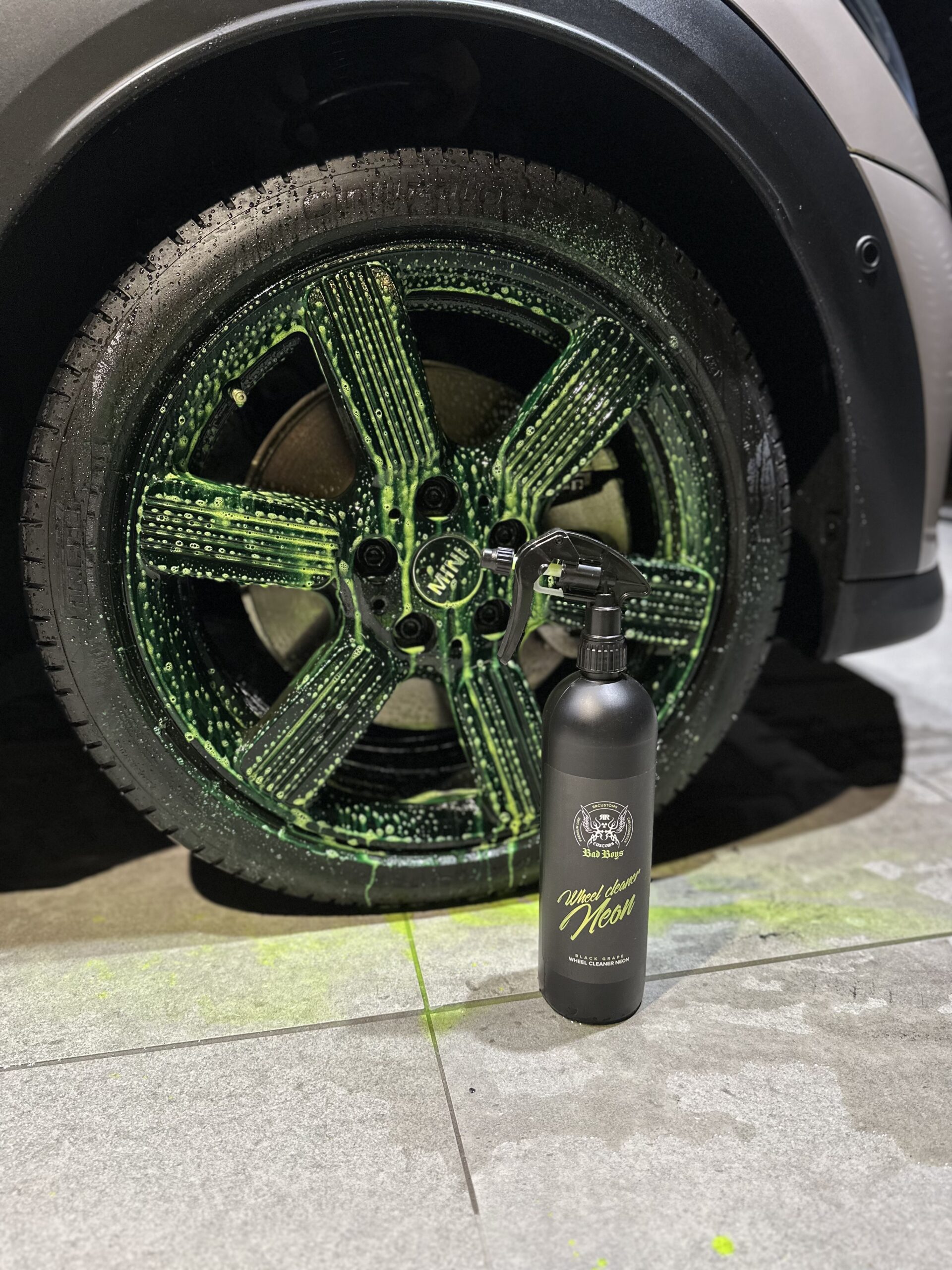 RRカスタムズ RRCustoms BadBoys Wheel Cleaner Neonをホイールに噴霧した状態