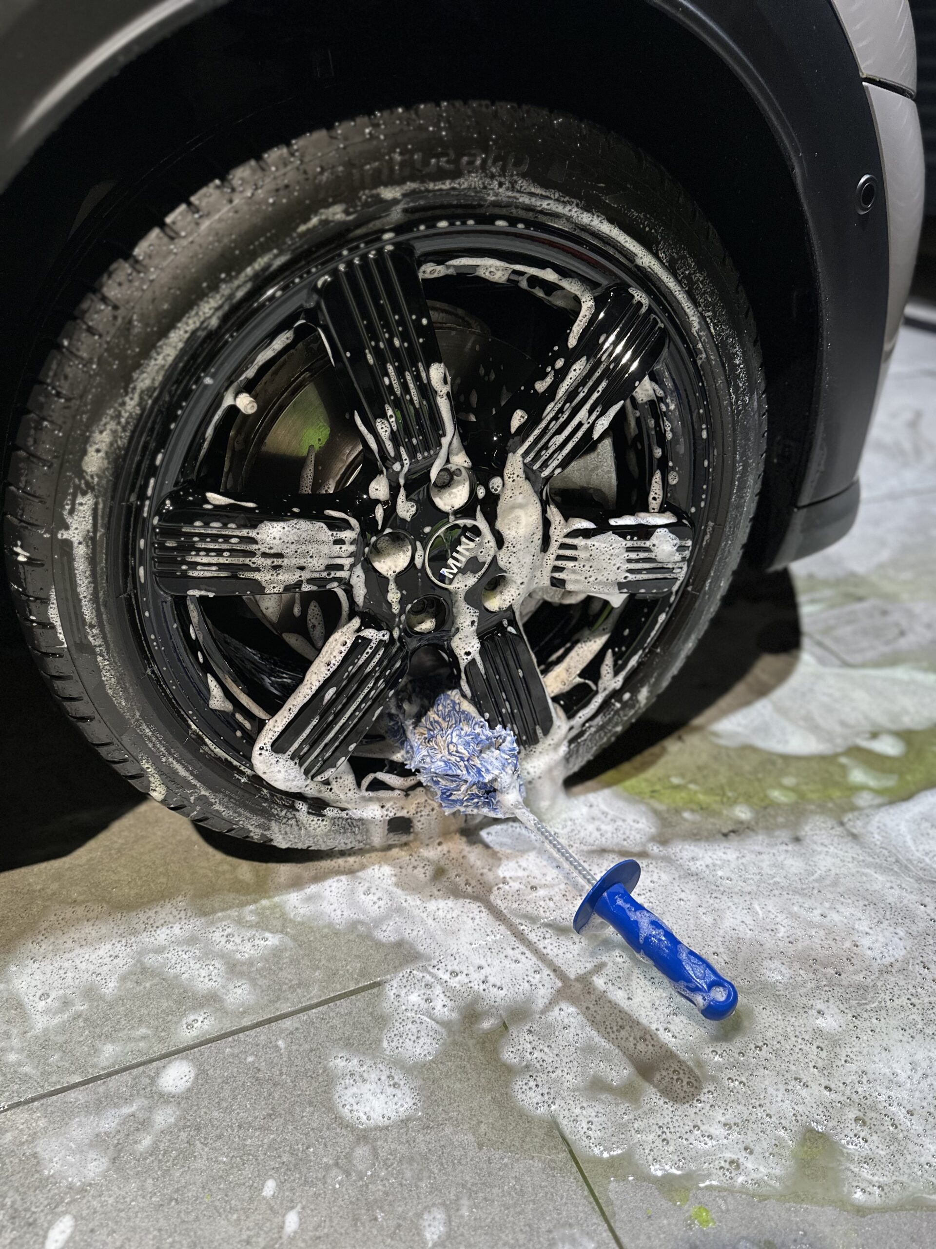 マイクロファイバーマッドネス Microfiber Madness Incredibrush Flatでホイールを洗浄