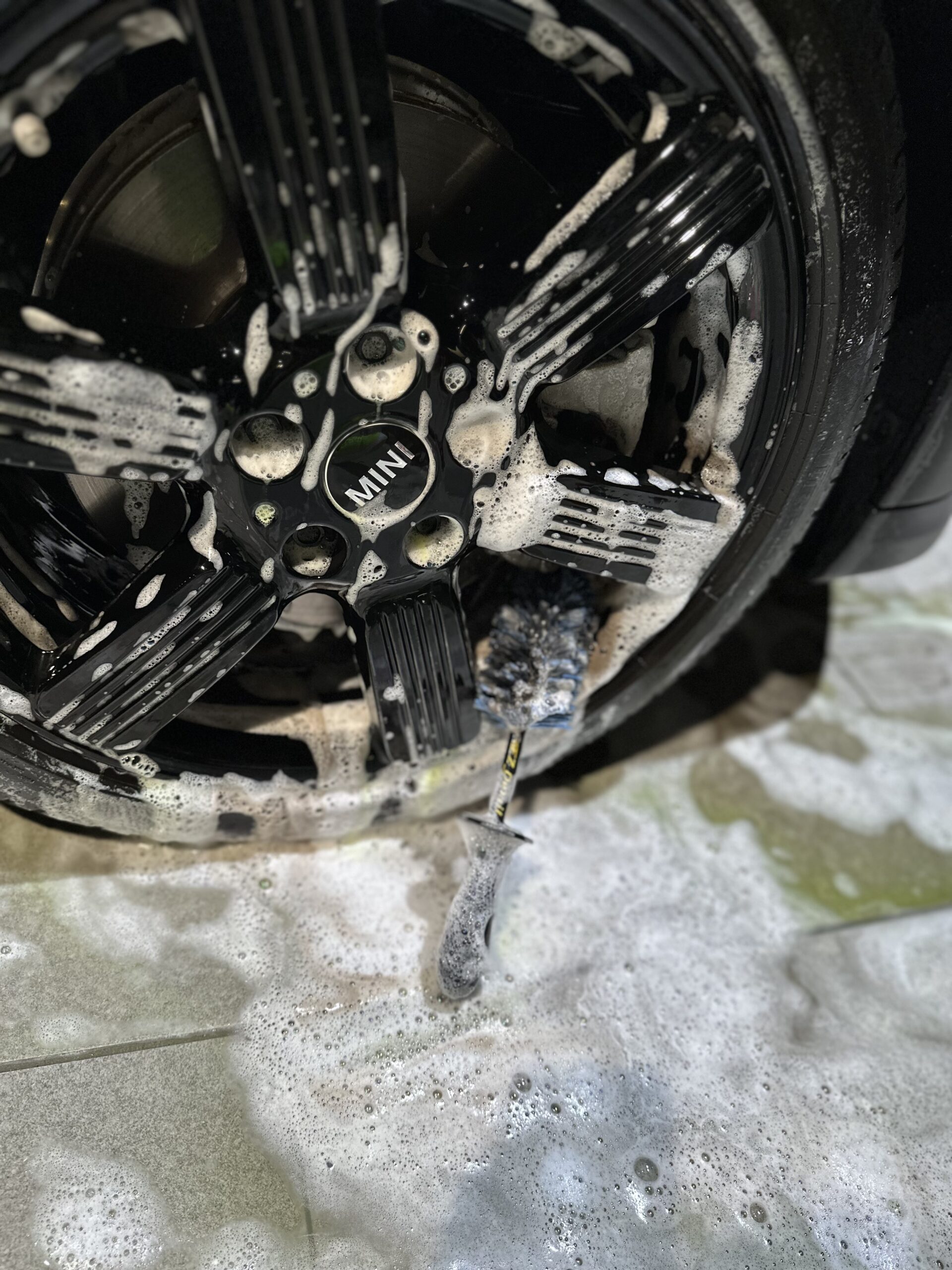 EZディテール EZ Detail Brush Miniでホイールの細部を洗浄