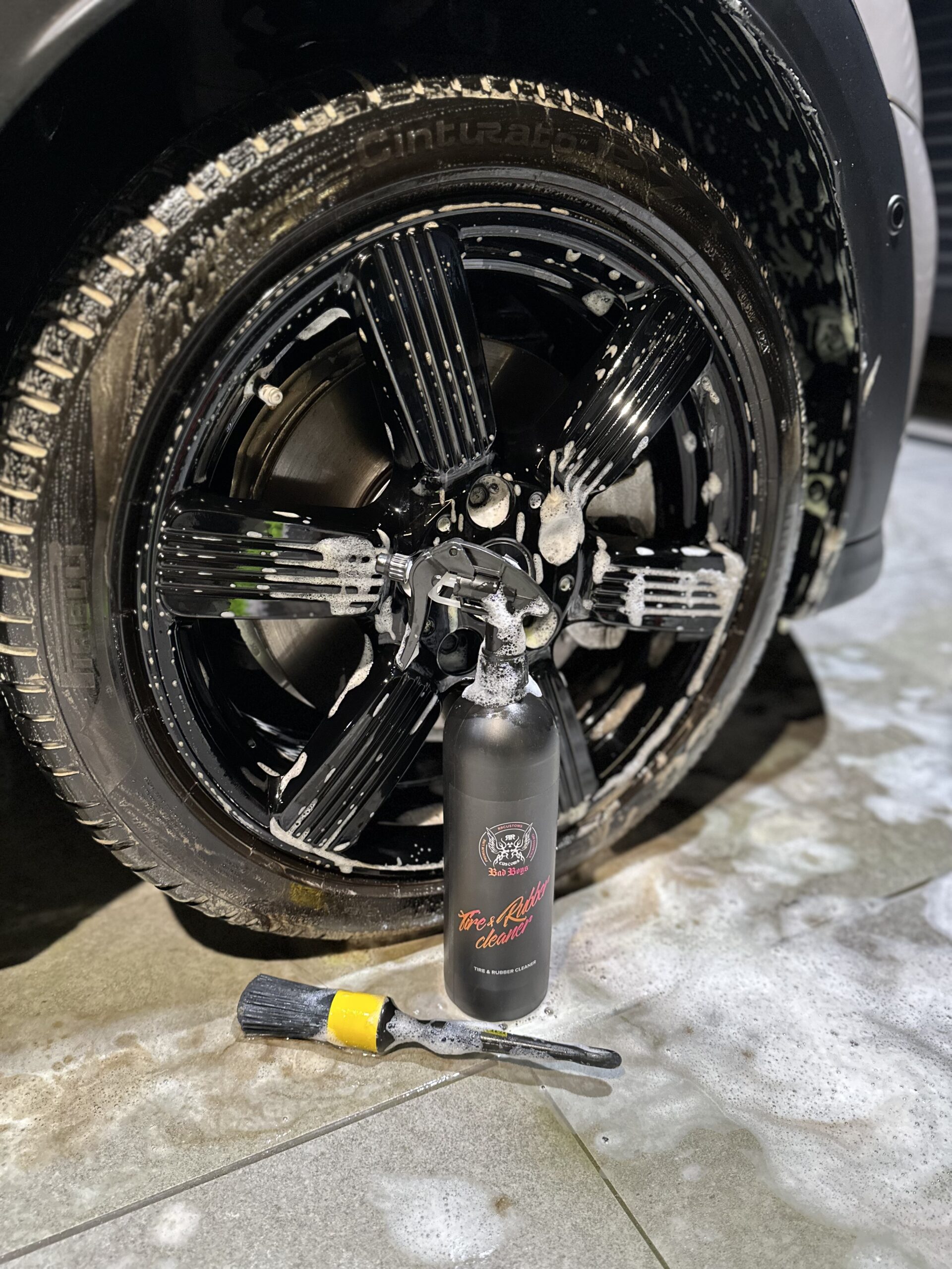 RRカスタムズ RRCustoms BadBoys Tire & Rubber Cleanerでタイヤを洗浄した泡の変色