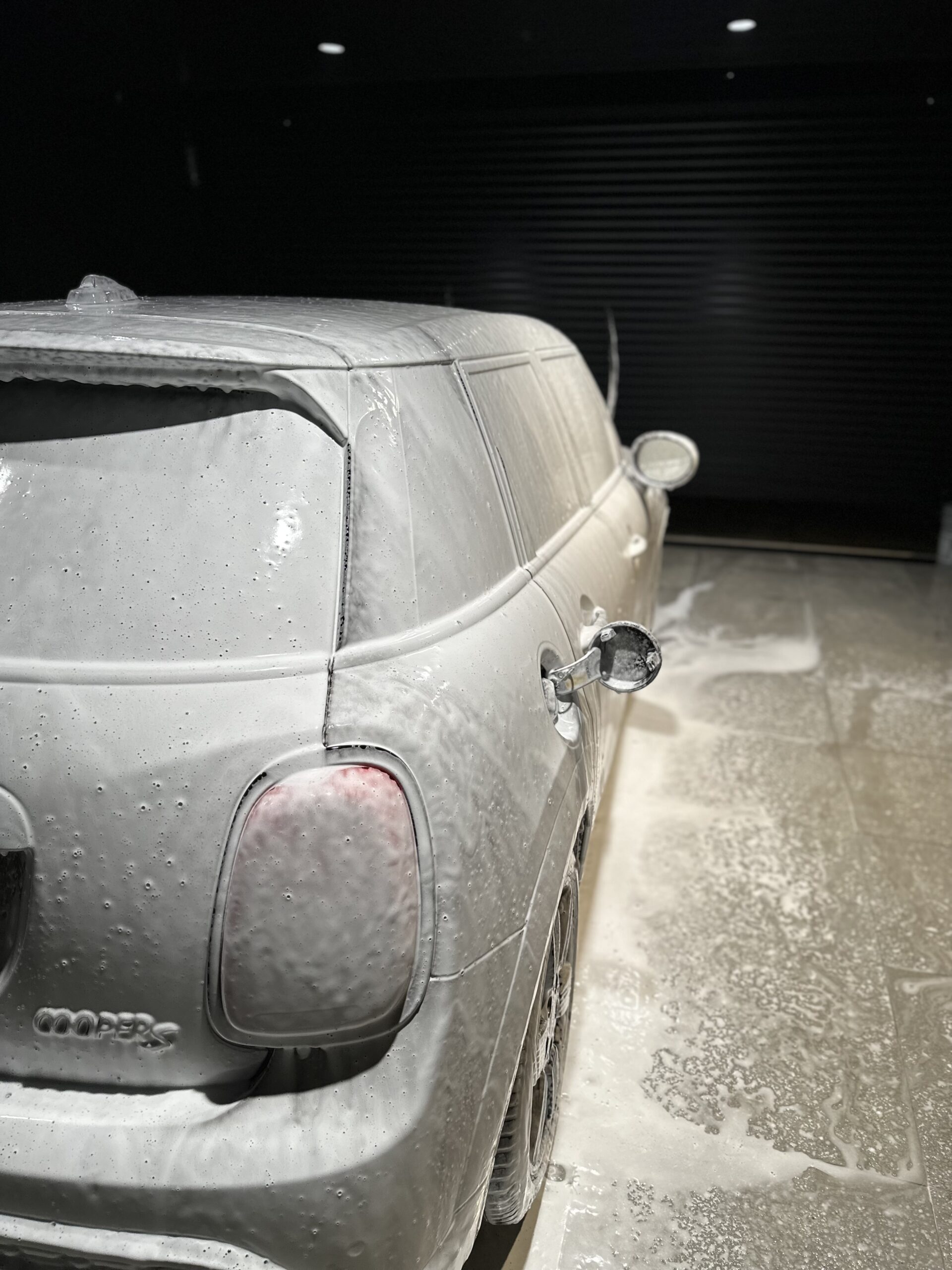 ミニ クーパーS 5ドア MINI COOPER S 5 DOOR に酸性シャンプーのスノーフォームを乗せた状態