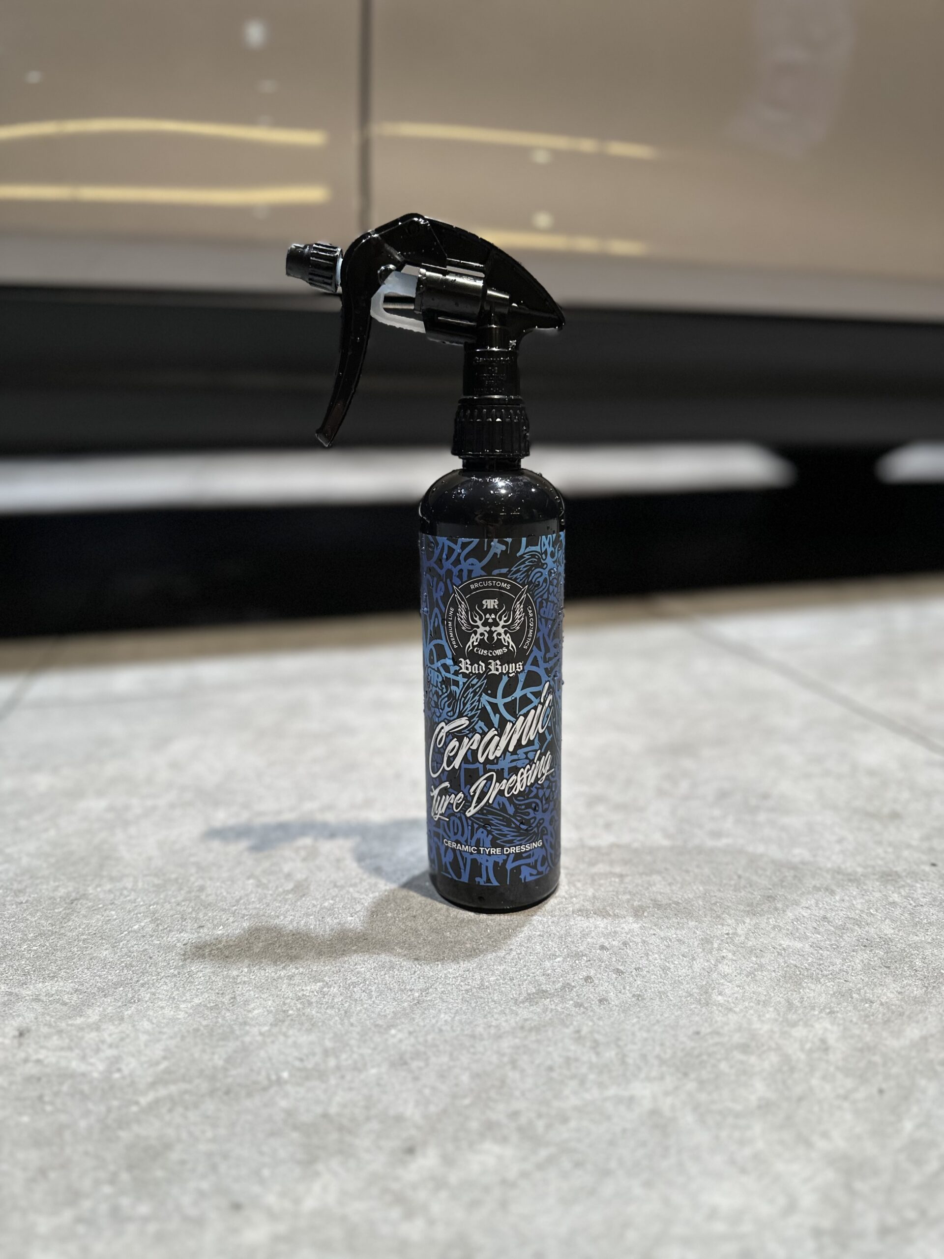 RRカスタムズ RRCustoms BadBoys Ceramic Tyre Dressingをウインドウモールへ塗布