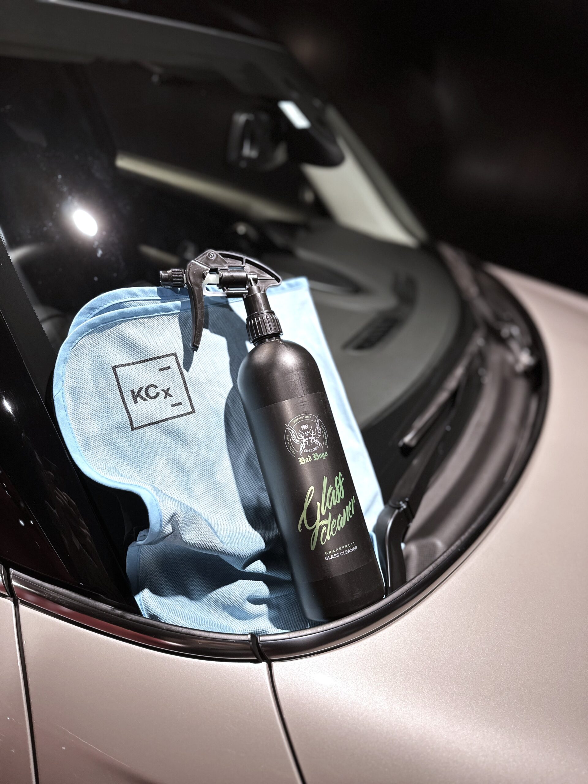 RRカスタムズ RRCustoms BadBoys Glass Cleanerとコッホケミー Koch Chemie Pro Glass Towelでガラスを清掃