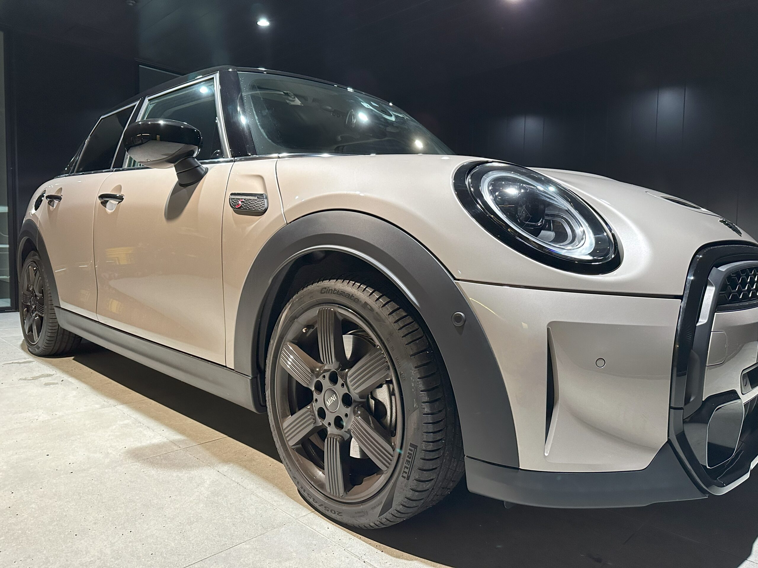 洗車前のMINI COOPER S 5 DOOR フロントまわりの汚れた状態