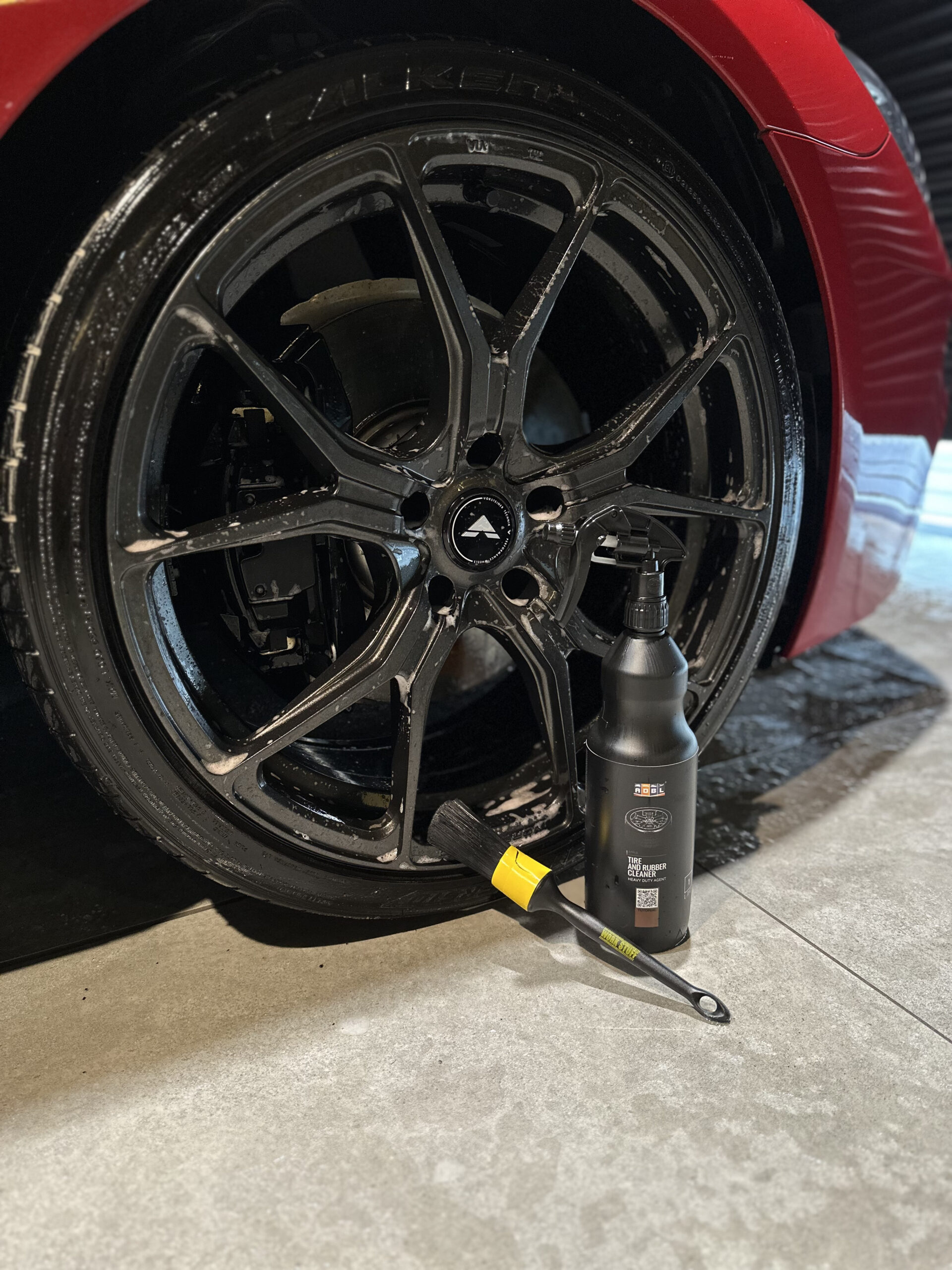 ADBL TIRE AND RUBBER CLEANER でタイヤを洗浄する様子