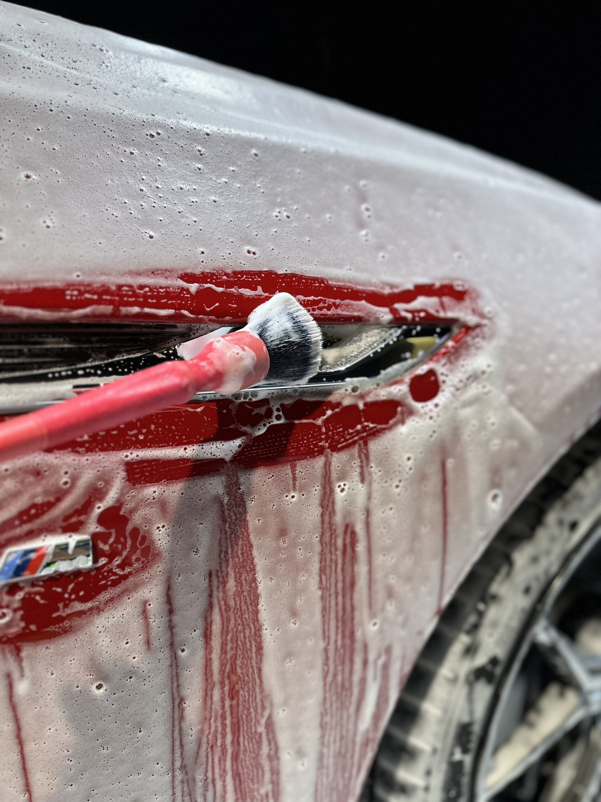 Detail Factory TriGrip ブラシでディテール部分を洗浄