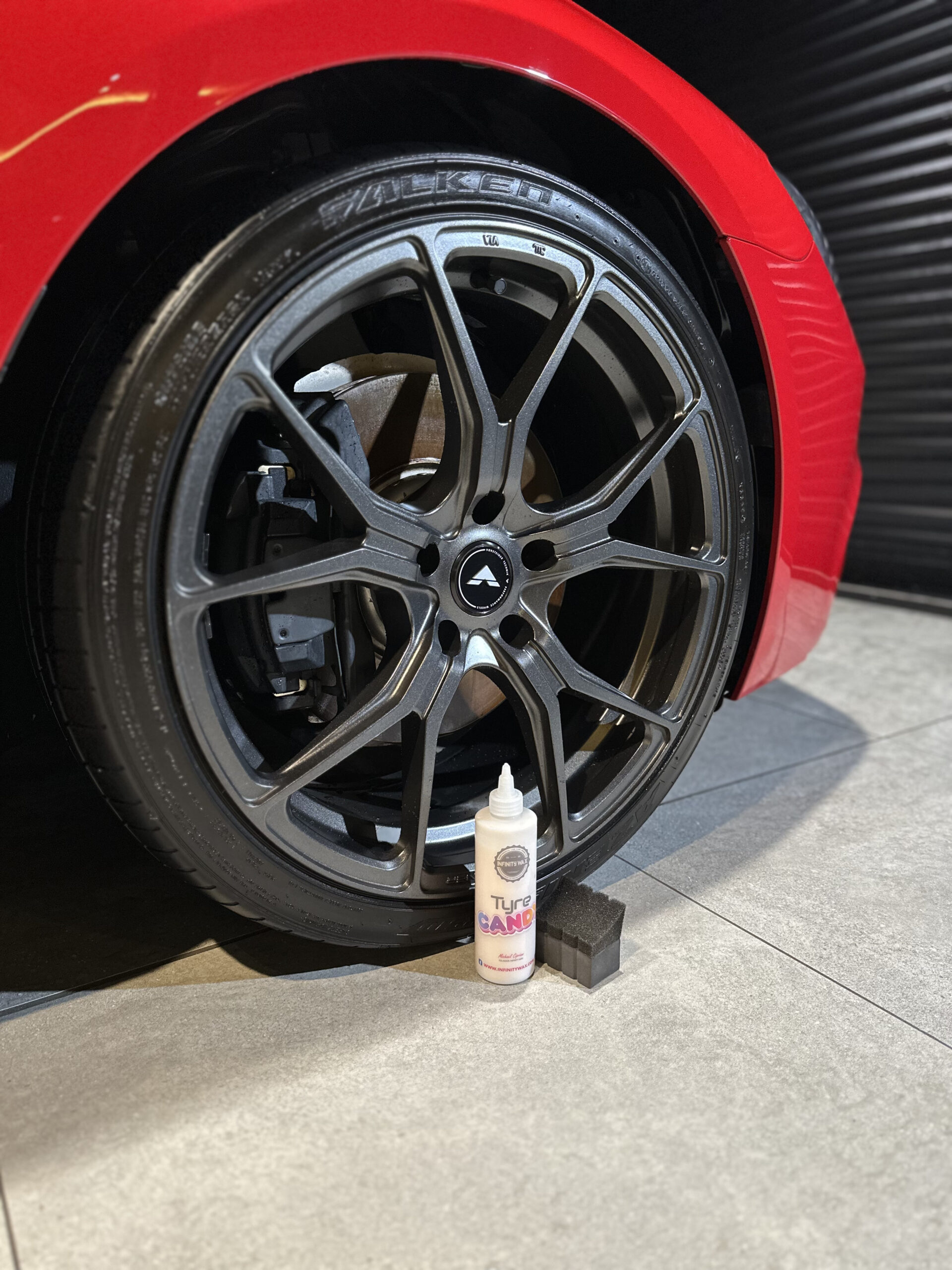 INFINITYWAX Tyre Candy タイヤキャンディを塗布したタイヤ