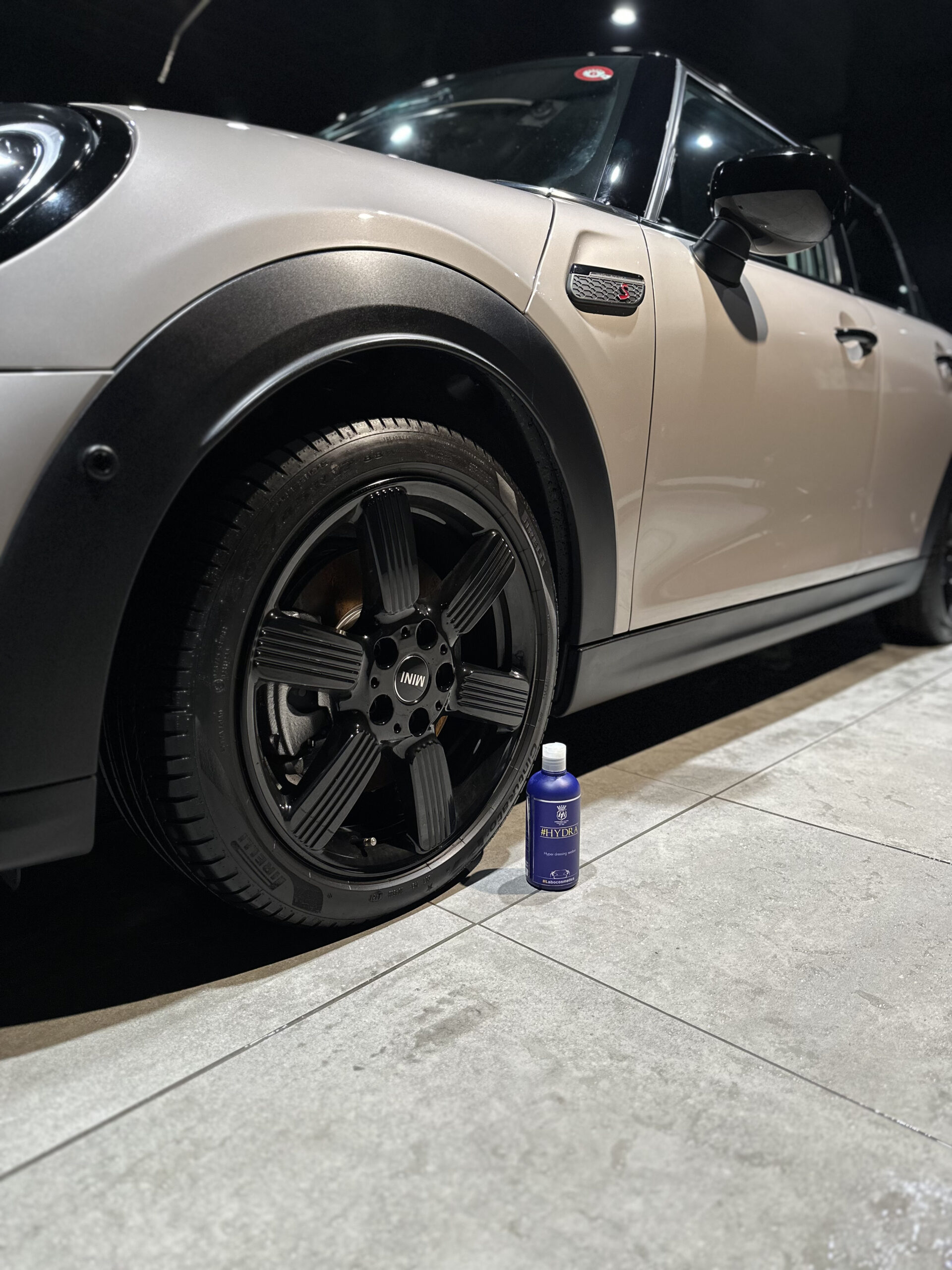 ラボコスメティカ Labocosmetica HYDRA をミニのタイヤに施工した様子