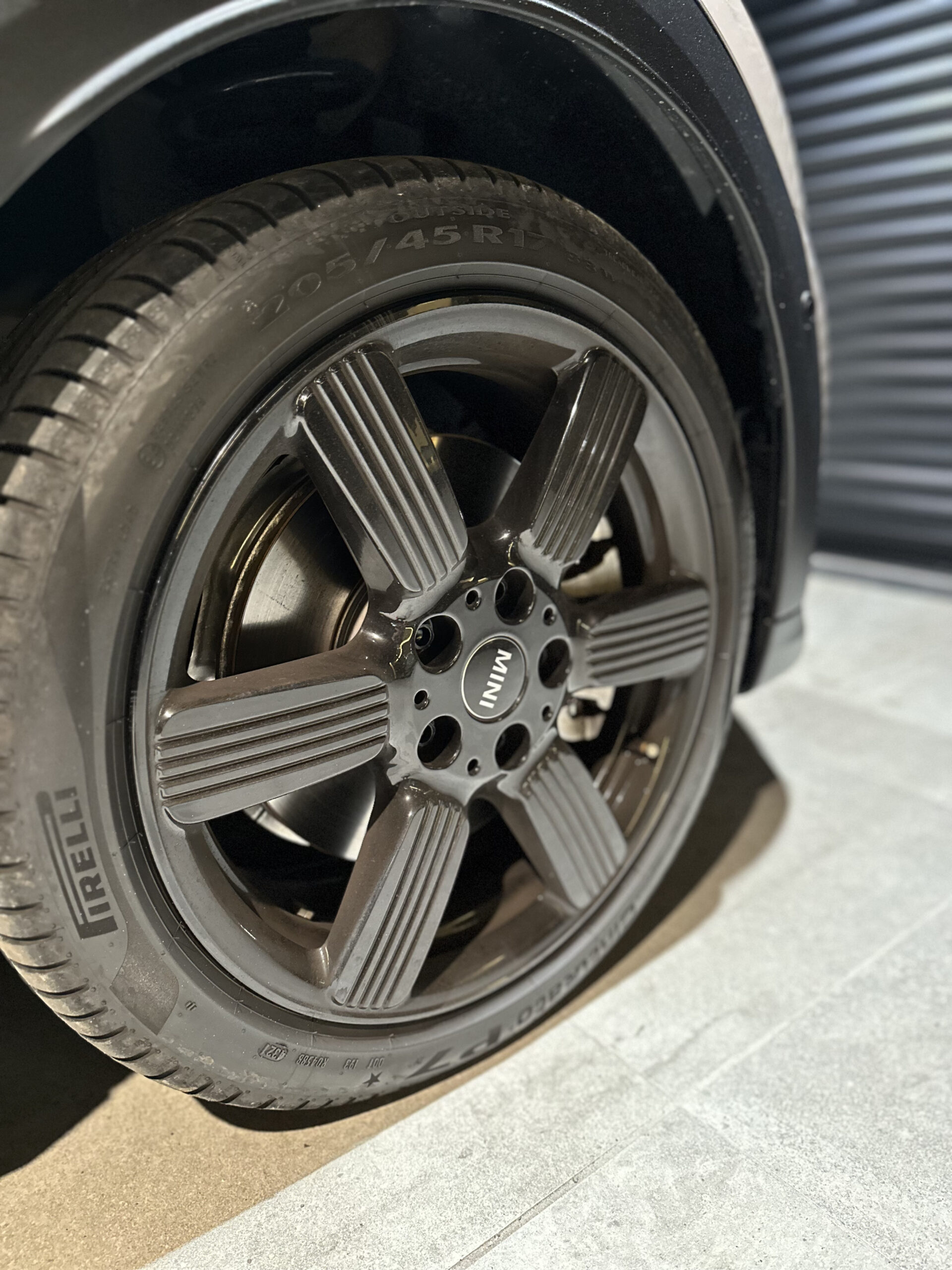 洗車前のMINI COOPER S 5 DOORのルーフ全体