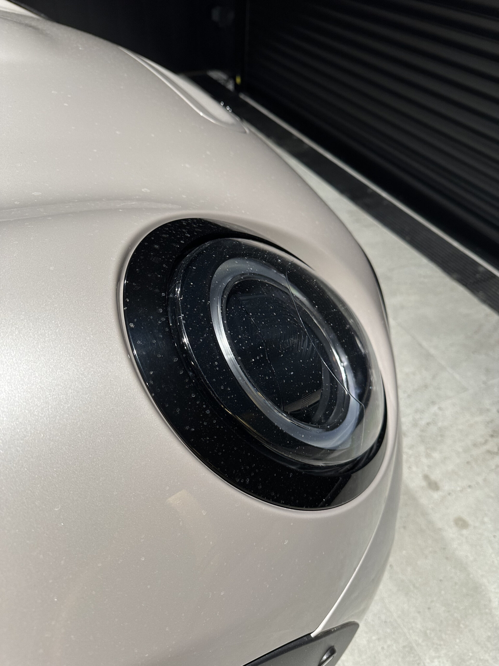 洗車前のMINI COOPER S 5 DOORのボディサイド