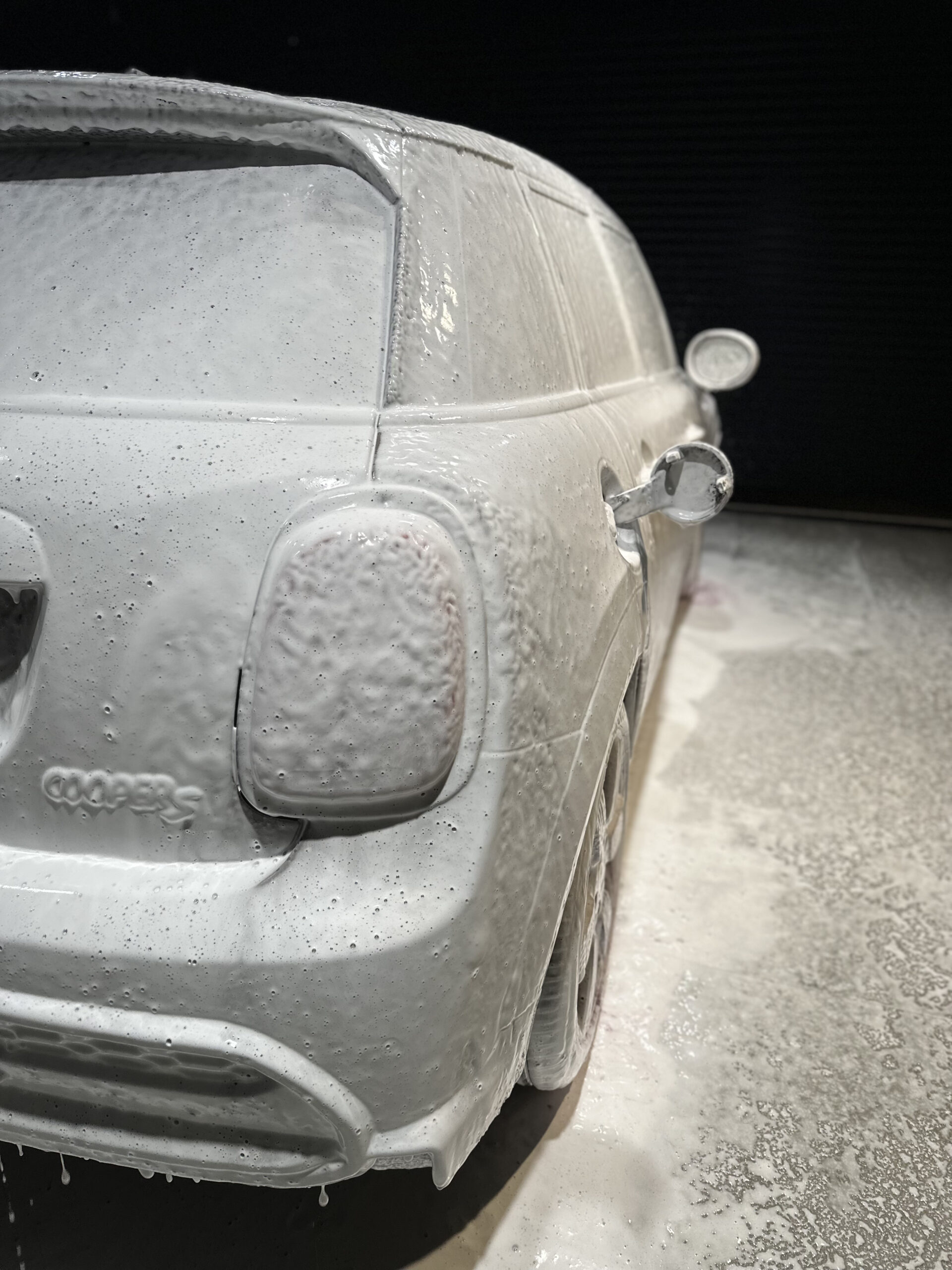 スノーフォームで覆われたMINI COOPER S 5 DOOR
