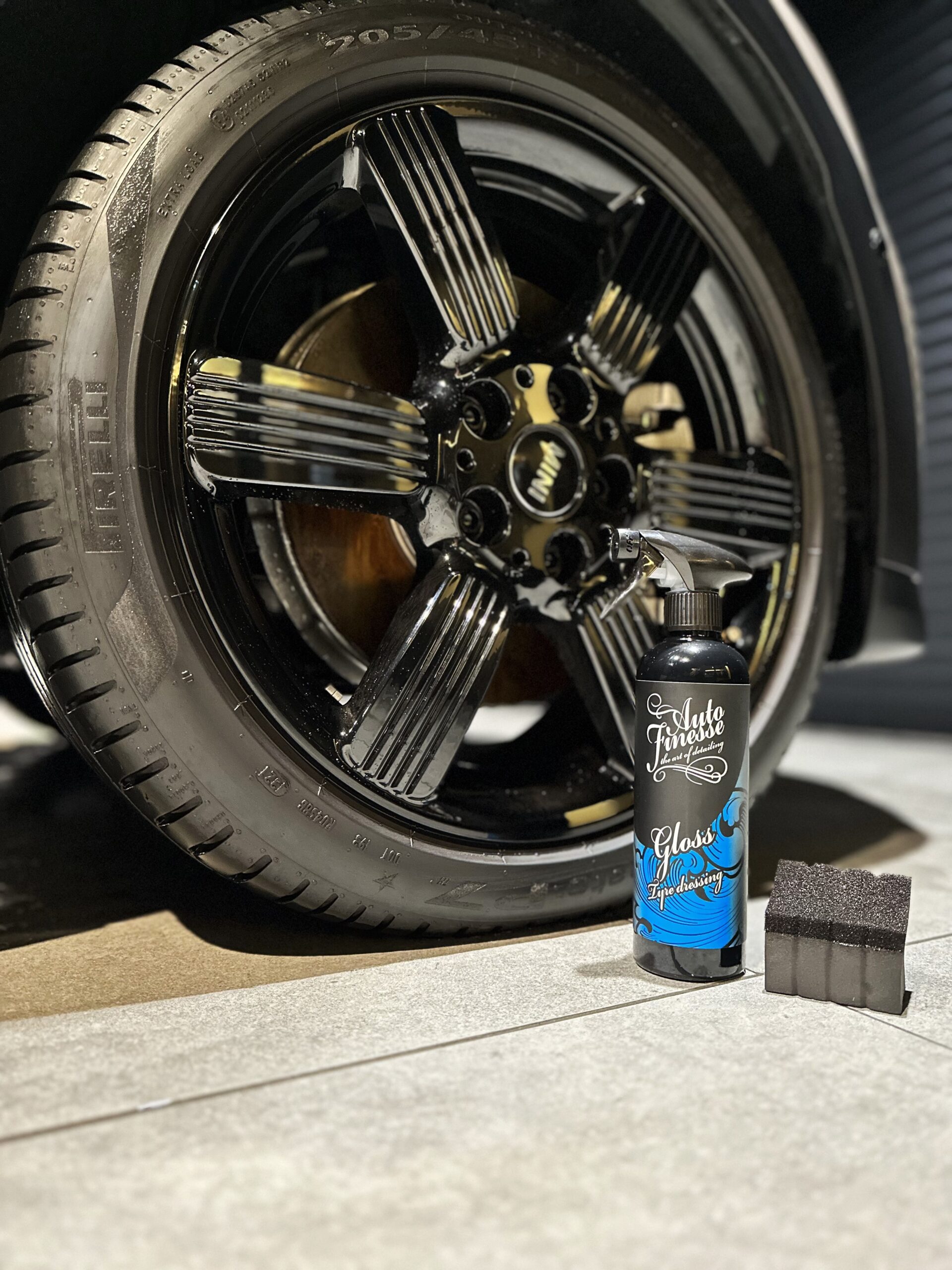 オートフィネス グロスで艶出ししたMINI COOPER S 5 DOORのタイヤ
