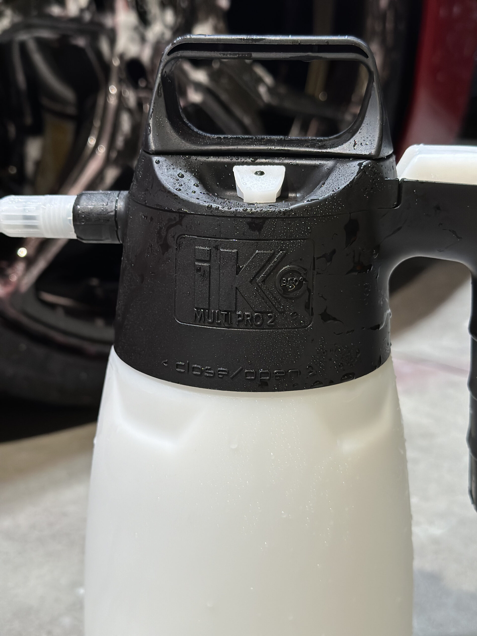 IK Multi Pro 2 360° を逆さ向きにして噴霧