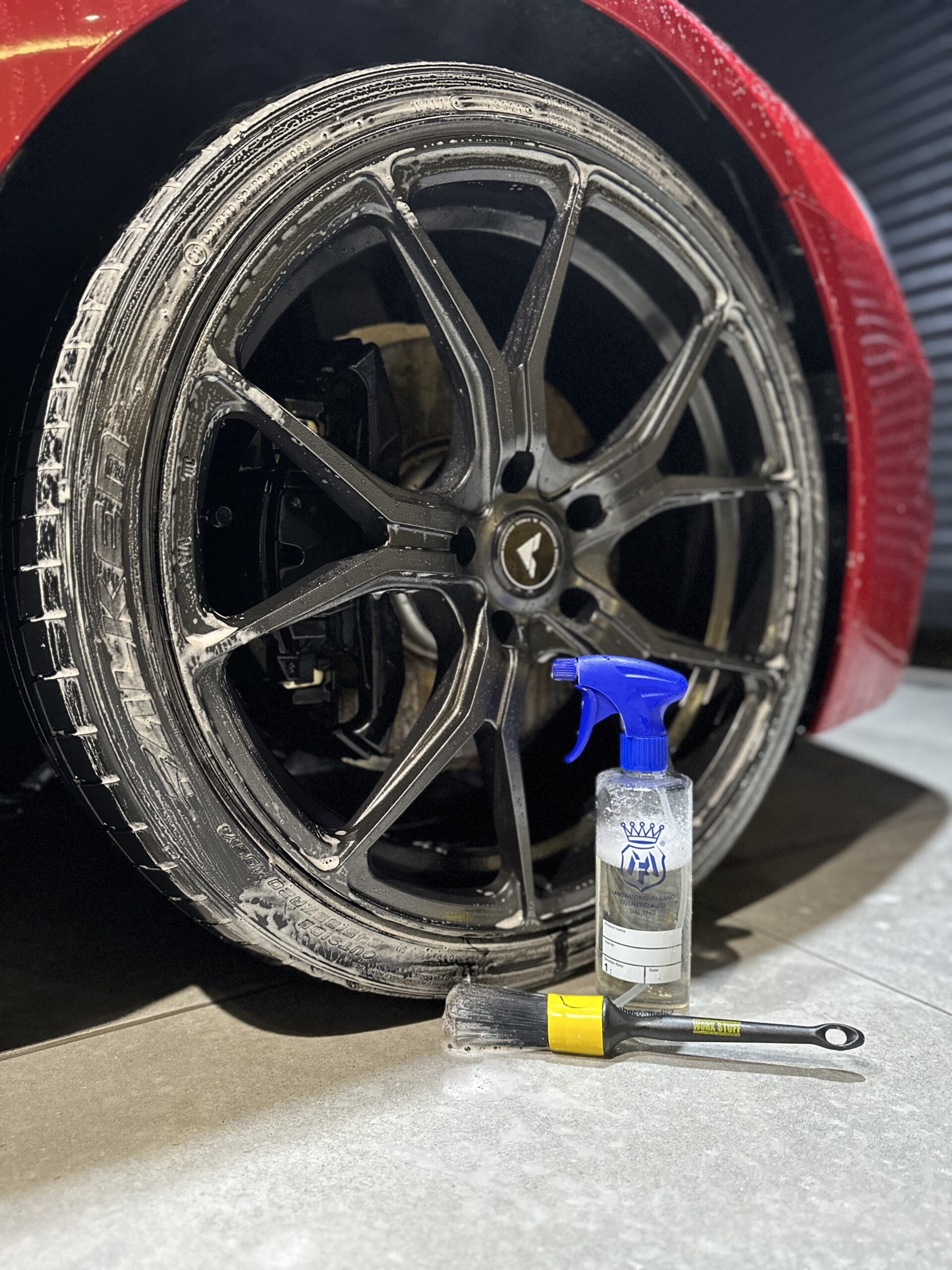 WORK STUFF DETAILING BRUSH STIFF 36mm でのタイヤ洗浄